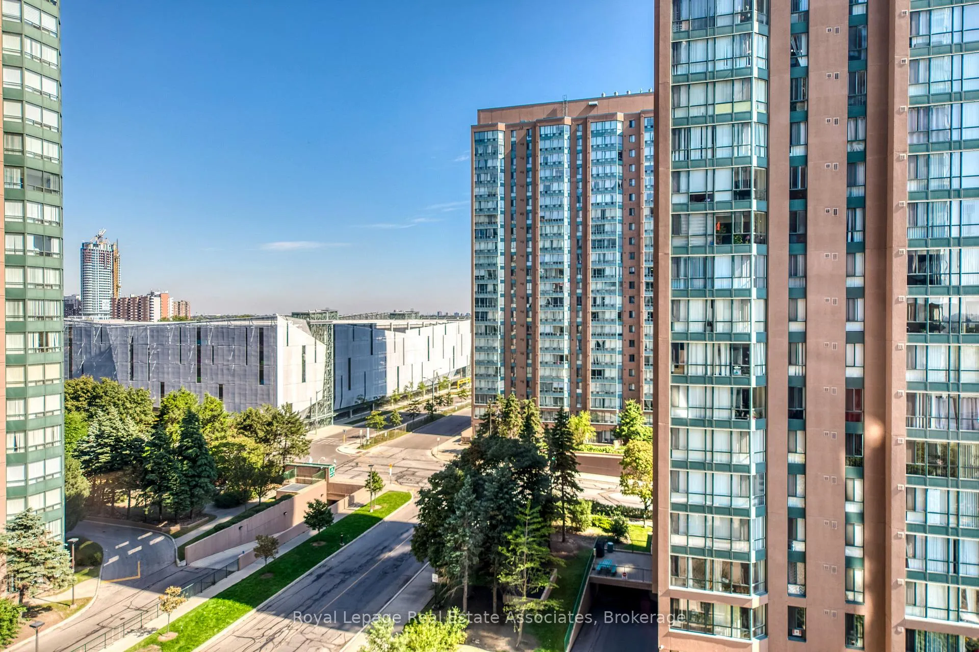 Photo 14 of Unit 901, 155 Hillcrest Avenue, Mississauga, Cooksville — HOMEH