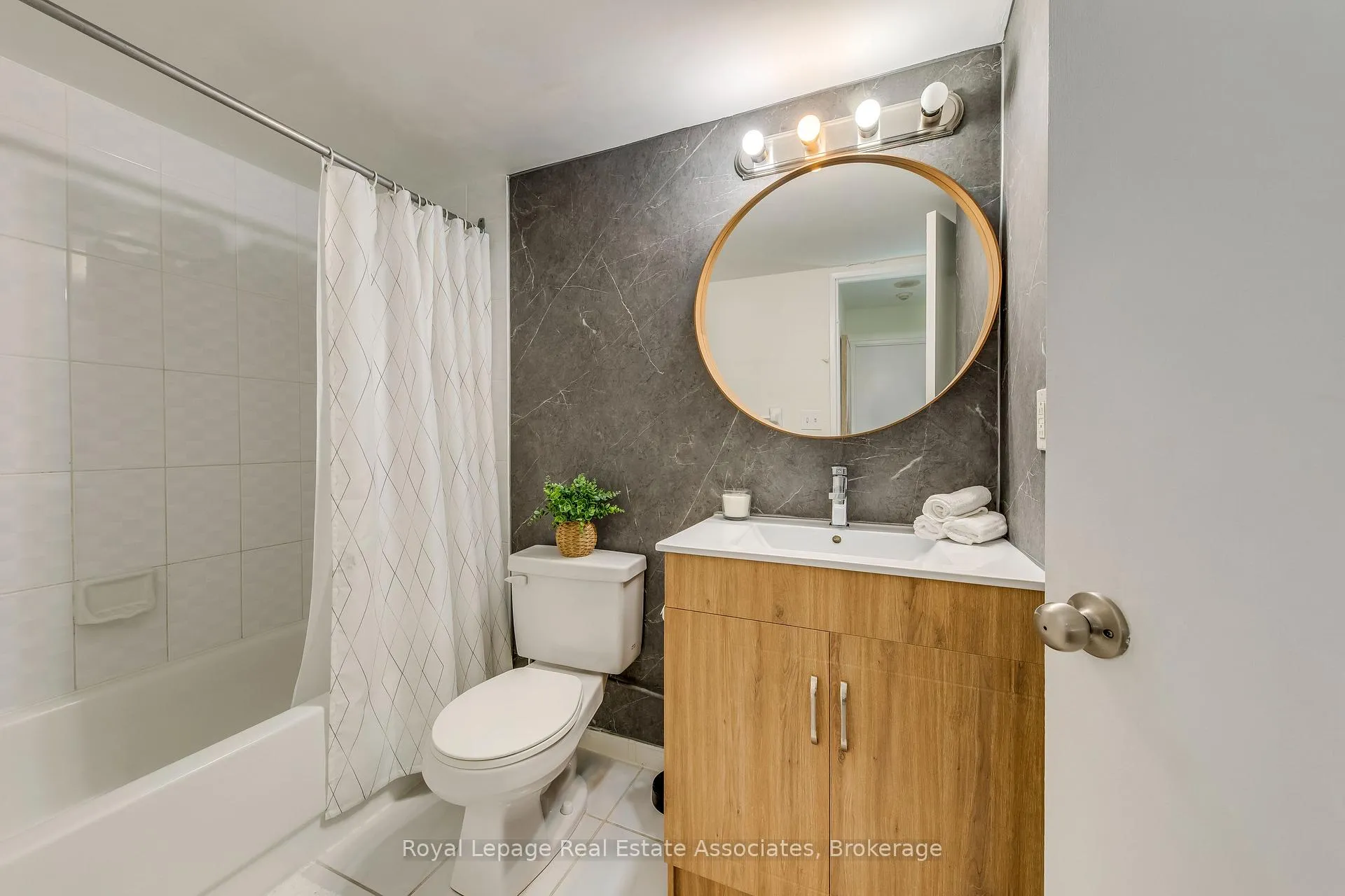 Photo 17 of Unit 901, 155 Hillcrest Avenue, Mississauga, Cooksville — HOMEH
