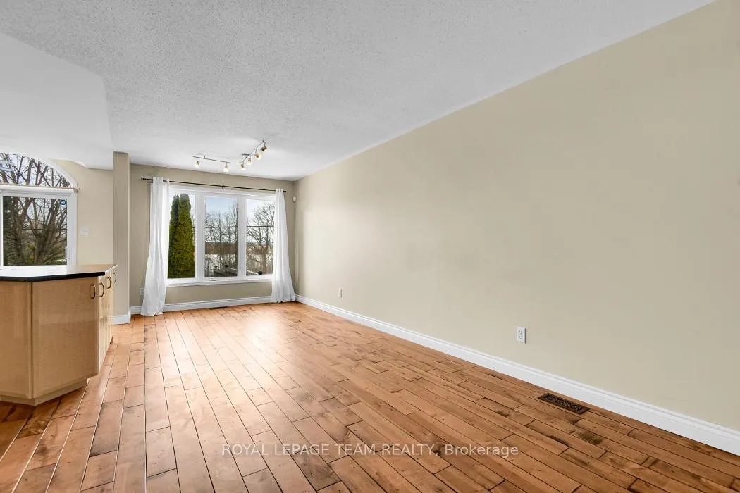 Photo 9 of 2047 Dunollie Crescent, Ottawa, Kanata - Morgan's Grant/South March — HOMEH