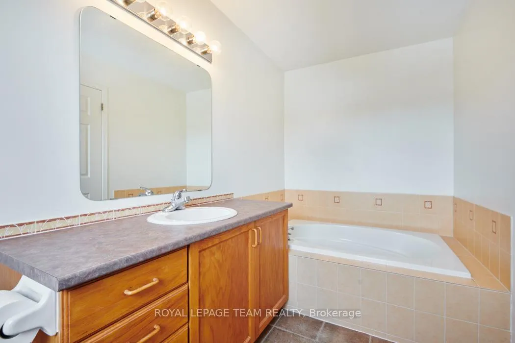 Photo 22 of 2047 Dunollie Crescent, Ottawa, Kanata - Morgan's Grant/South March — HOMEH