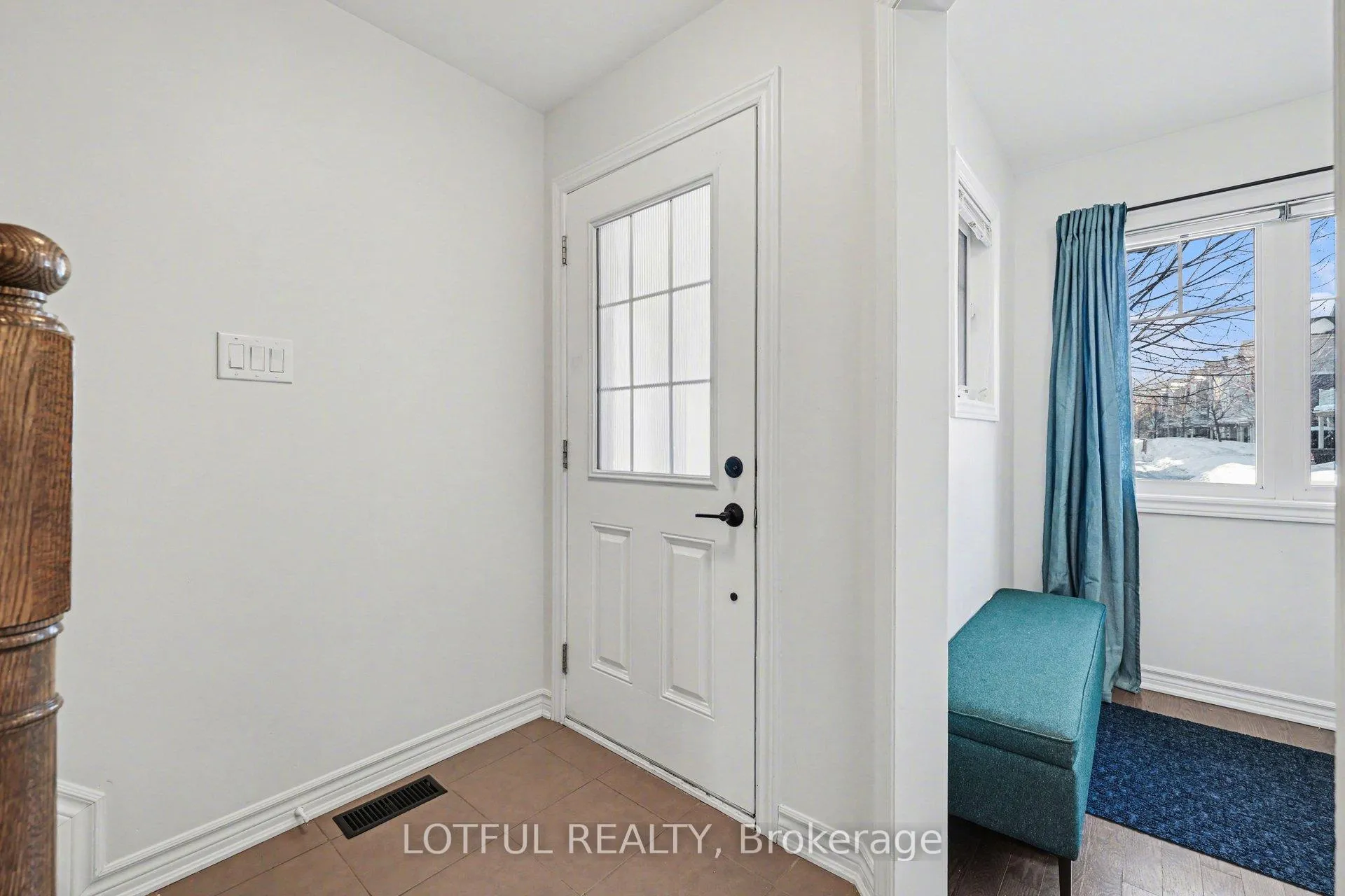 Photo 4 of 521 Foxlight Circle, Ottawa, Kanata - Emerald Meadows/Trailwest — HOMEH