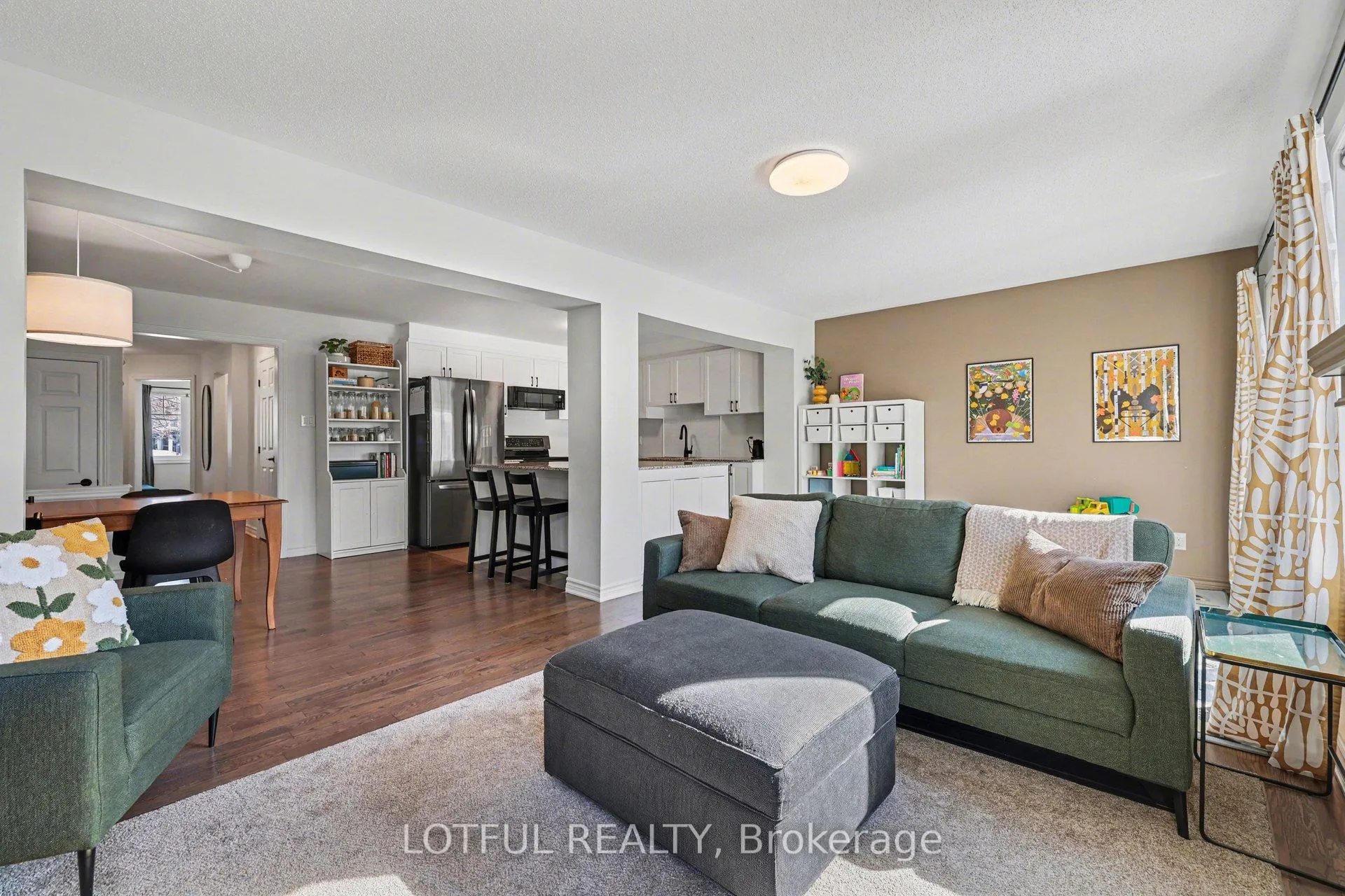 Photo 6 of 521 Foxlight Circle, Ottawa, Kanata - Emerald Meadows/Trailwest — HOMEH