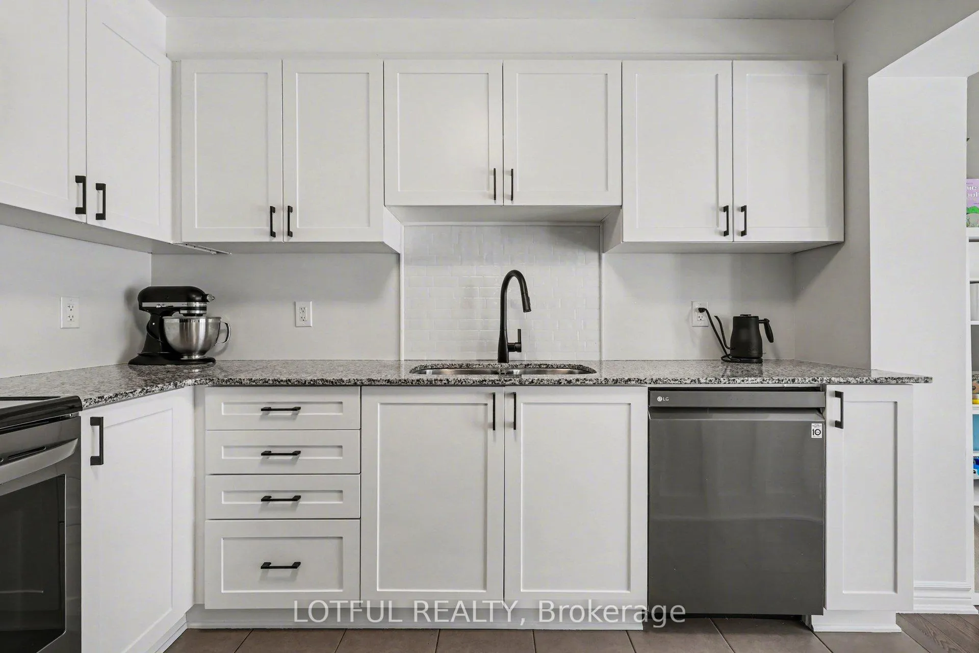 Photo 11 of 521 Foxlight Circle, Ottawa, Kanata - Emerald Meadows/Trailwest — HOMEH