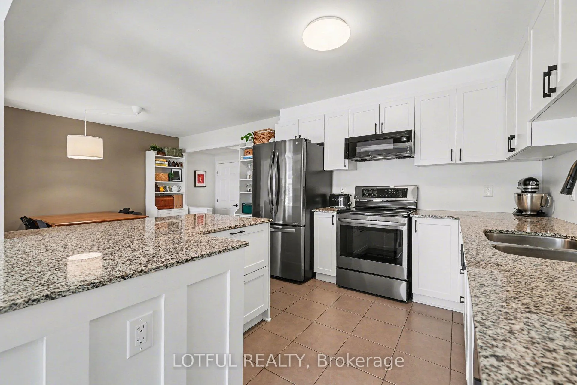 Photo 12 of 521 Foxlight Circle, Ottawa, Kanata - Emerald Meadows/Trailwest — HOMEH