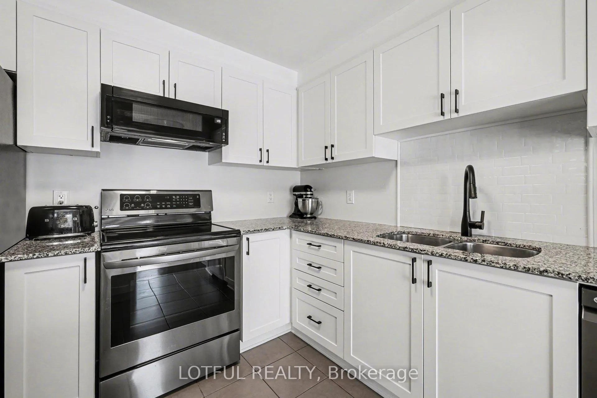 Photo 13 of 521 Foxlight Circle, Ottawa, Kanata - Emerald Meadows/Trailwest — HOMEH