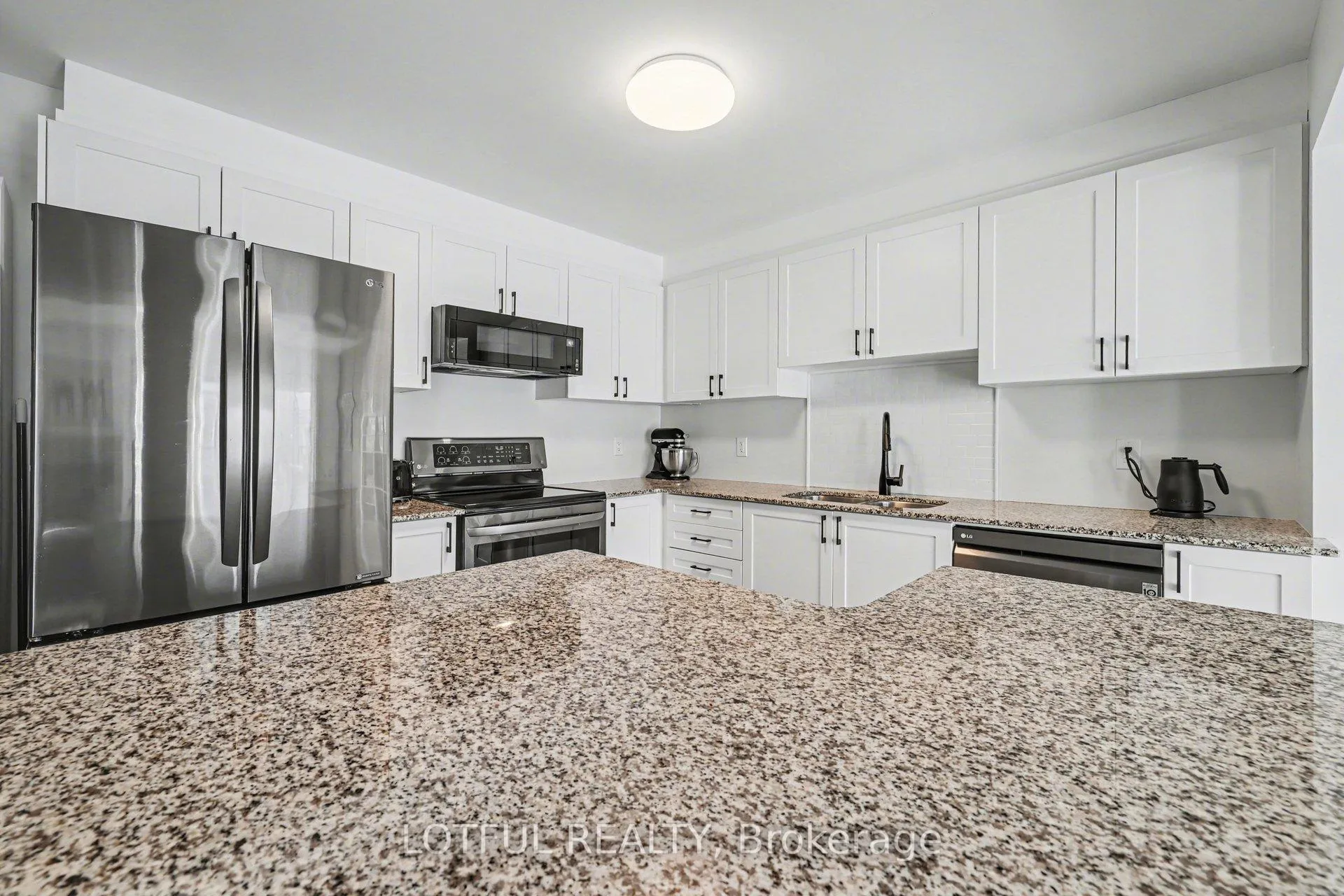 Photo 14 of 521 Foxlight Circle, Ottawa, Kanata - Emerald Meadows/Trailwest — HOMEH