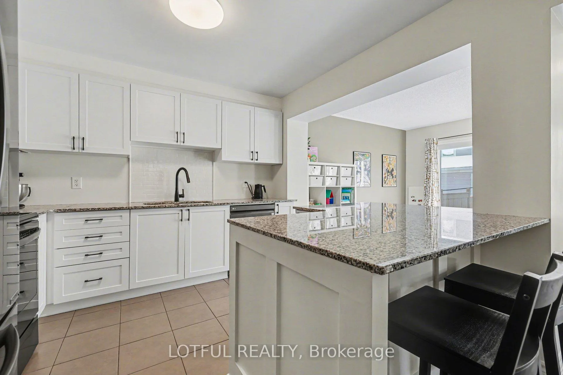 Photo 15 of 521 Foxlight Circle, Ottawa, Kanata - Emerald Meadows/Trailwest — HOMEH