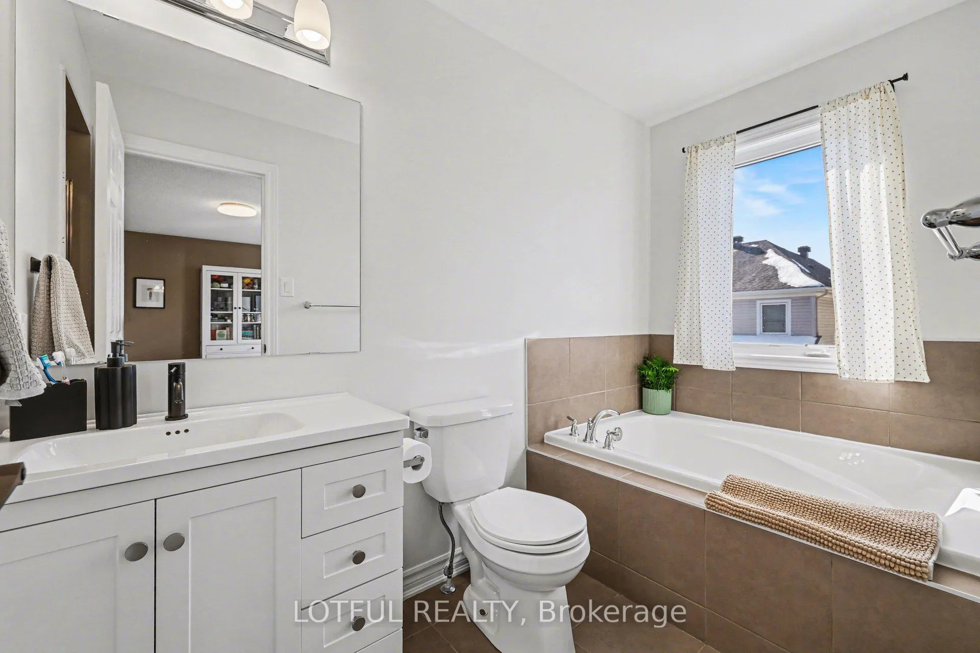 Photo 21 of 521 Foxlight Circle, Ottawa, Kanata - Emerald Meadows/Trailwest — HOMEH