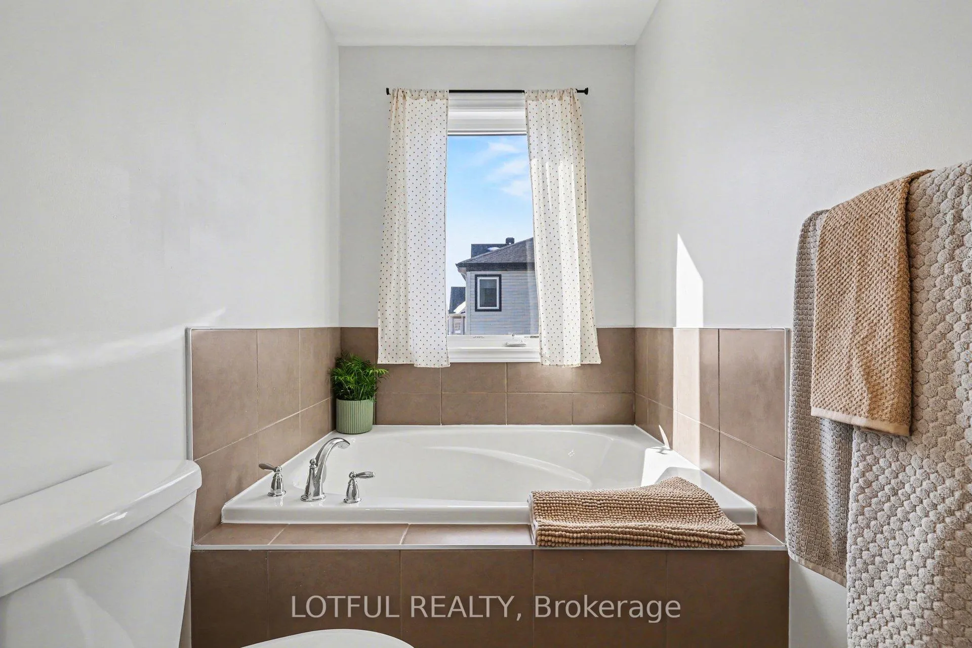 Photo 22 of 521 Foxlight Circle, Ottawa, Kanata - Emerald Meadows/Trailwest — HOMEH