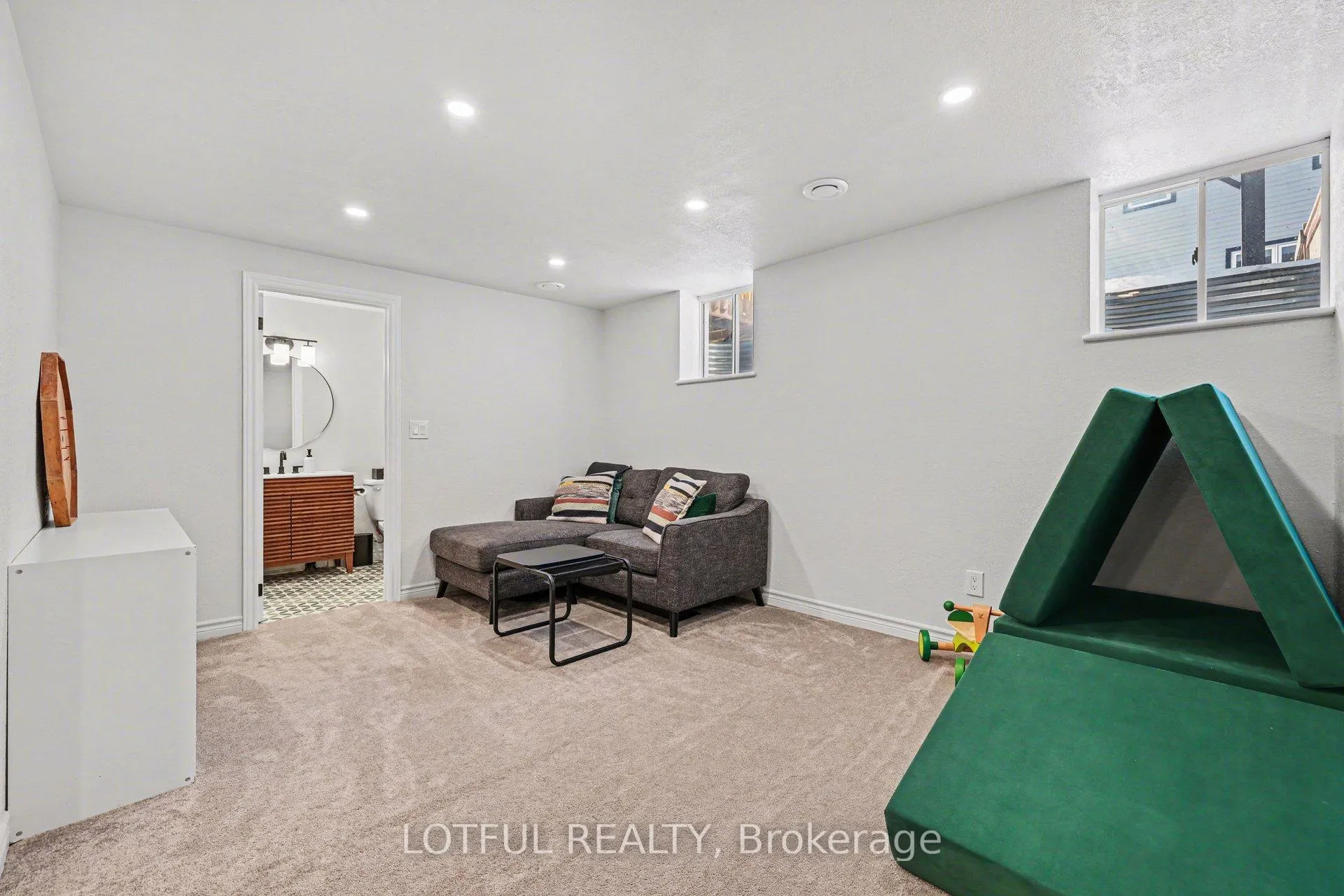 Photo 30 of 521 Foxlight Circle, Ottawa, Kanata - Emerald Meadows/Trailwest — HOMEH