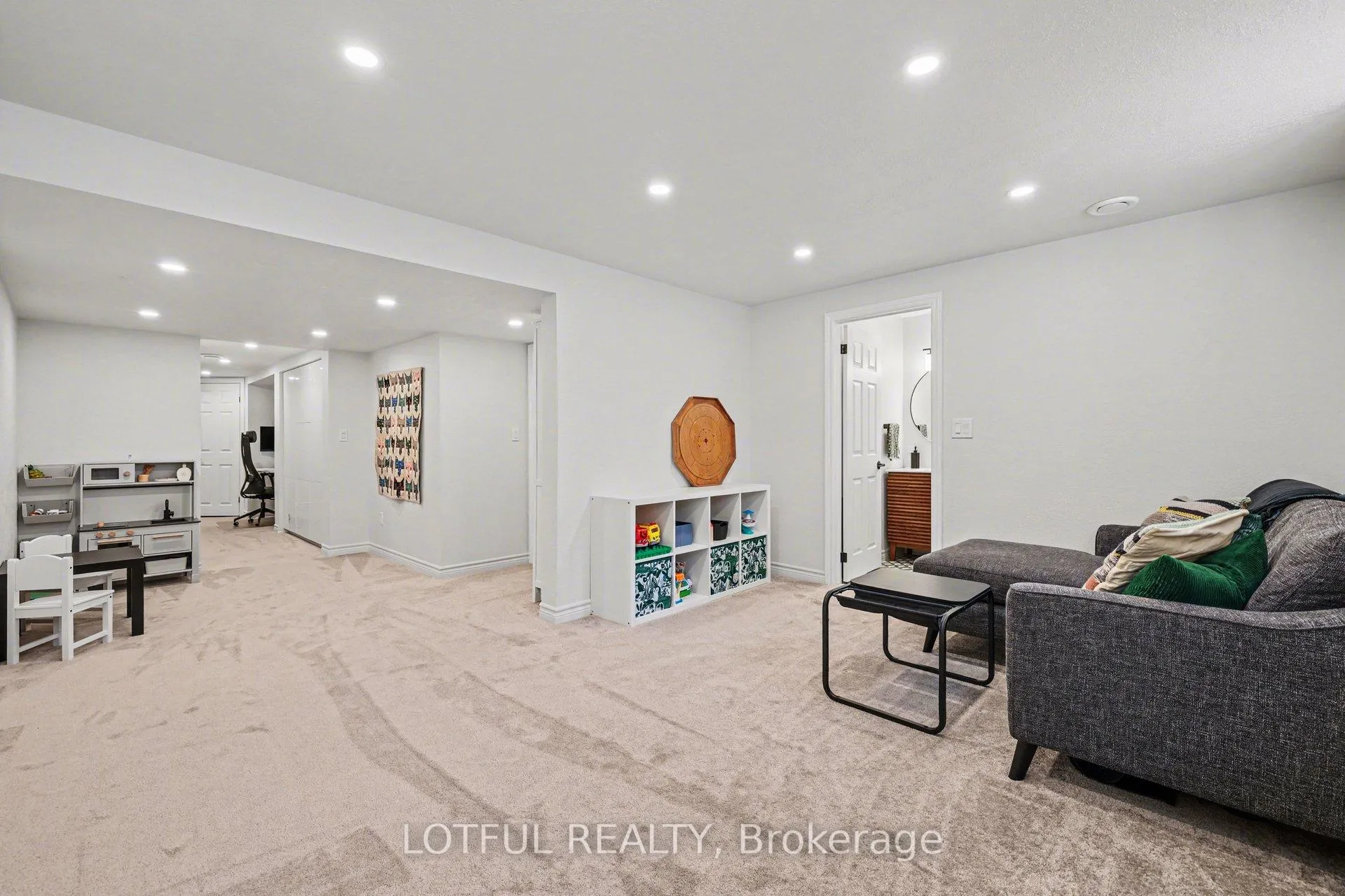 Photo 32 of 521 Foxlight Circle, Ottawa, Kanata - Emerald Meadows/Trailwest — HOMEH