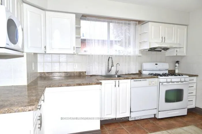 Photo 3 of Unit Upper, 19 Avondale Boulevard, Brampton, Avondale — HOMEH