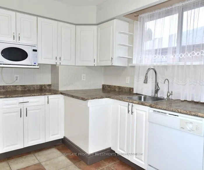 Photo 4 of Unit Upper, 19 Avondale Boulevard, Brampton, Avondale — HOMEH