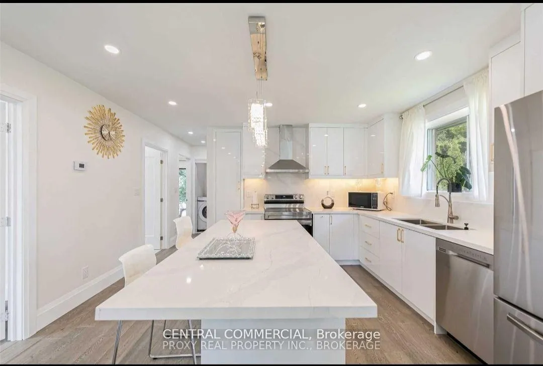Photo 2 of Unit Main Floor, 38 Child Dr N, Aurora, Aurora Heights — HOMEH