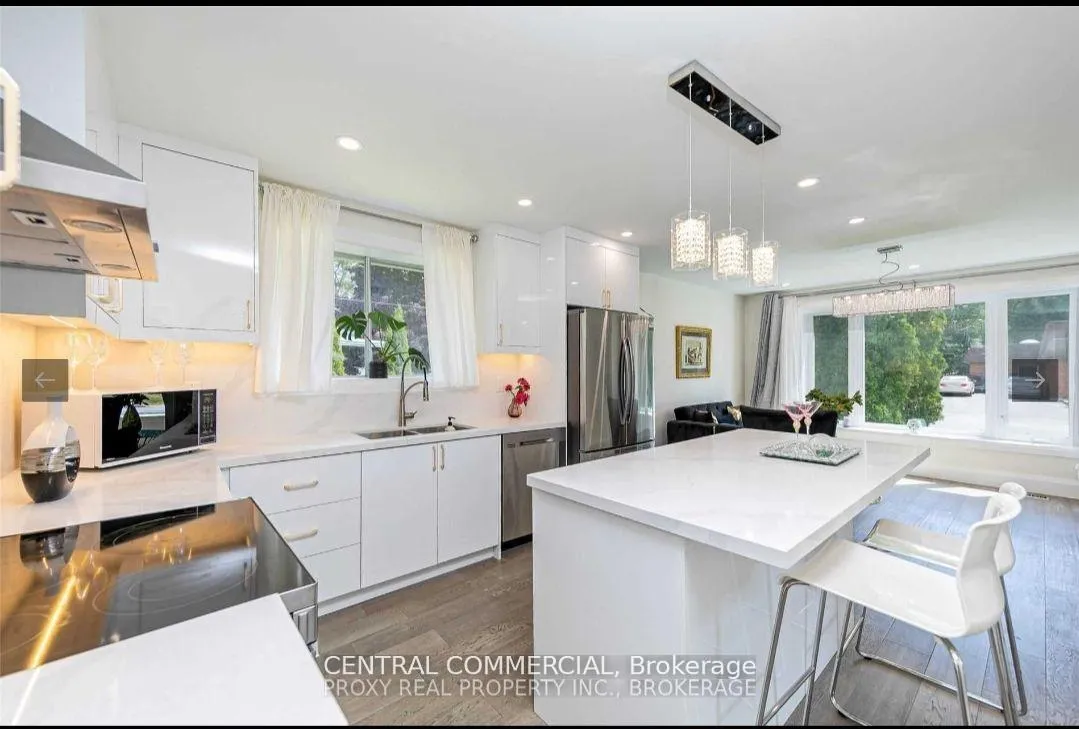 Photo 3 of Unit Main Floor, 38 Child Dr N, Aurora, Aurora Heights — HOMEH