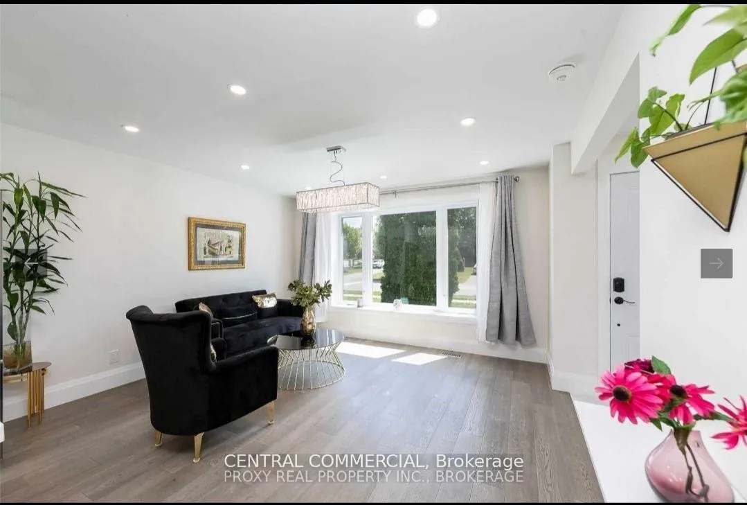 Photo 6 of Unit Main Floor, 38 Child Dr N, Aurora, Aurora Heights — HOMEH
