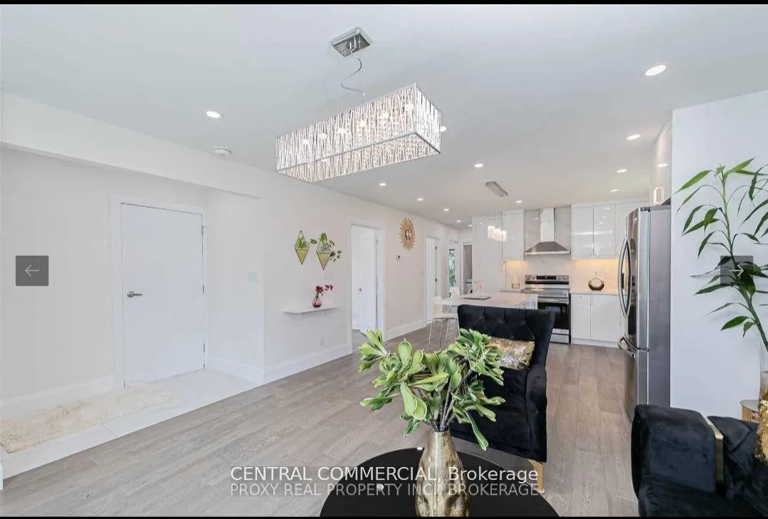 Photo 11 of Unit Main Floor, 38 Child Dr N, Aurora, Aurora Heights — HOMEH