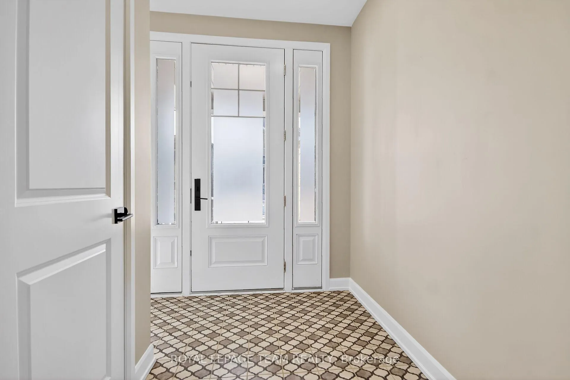 Photo 3 of 727 Coast Circle, Ottawa, Mahogany Community — HOMEH