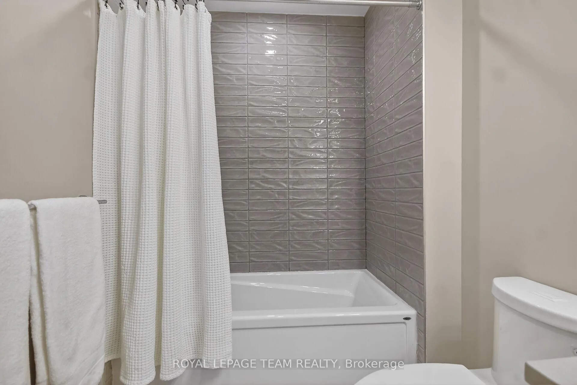 Photo 26 of 727 Coast Circle, Ottawa, Mahogany Community — HOMEH