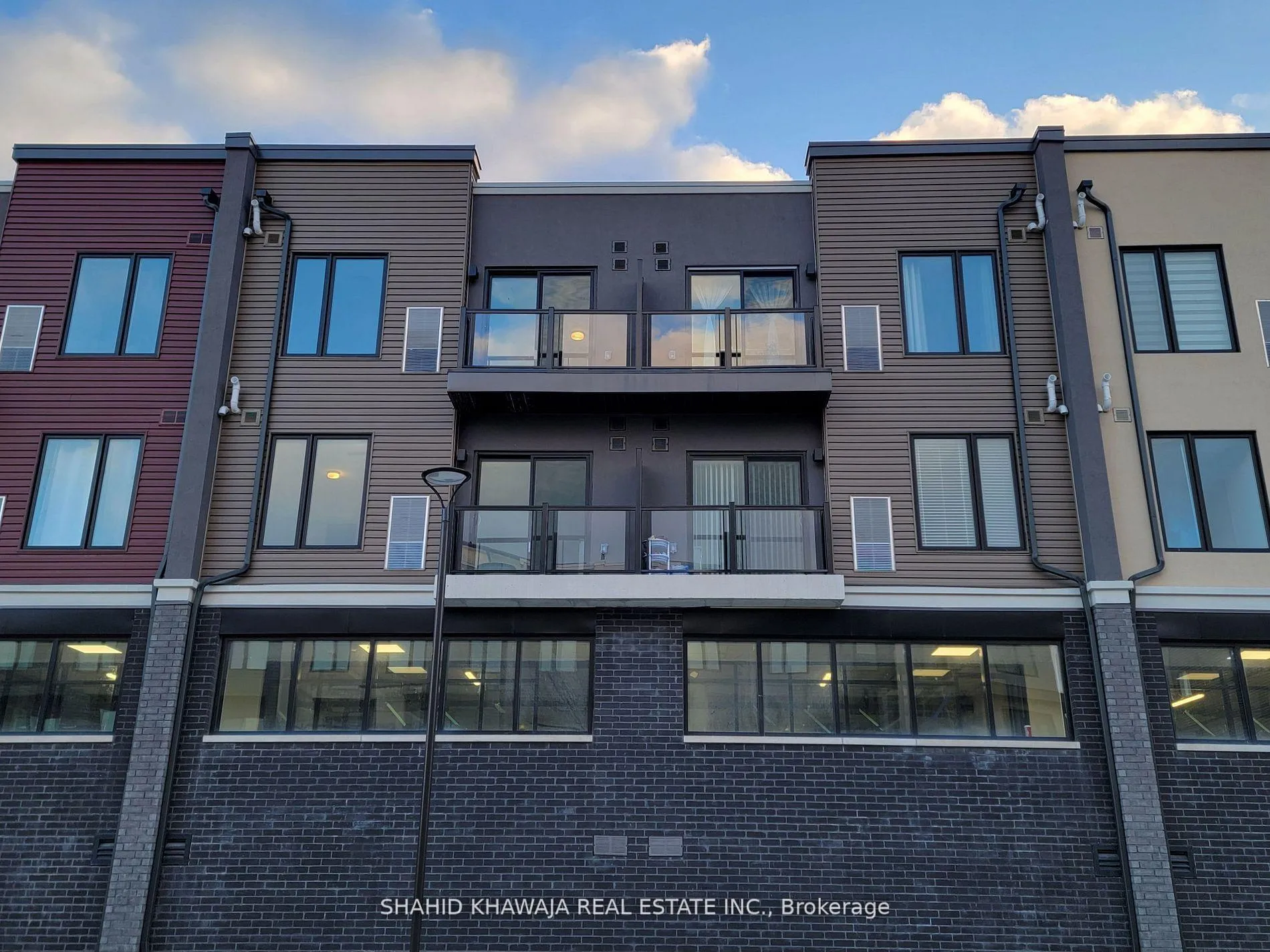 Photo 2 of Unit 304, 3401 Ridgeway Drive E, Mississauga, Erin Mills — HOMEH