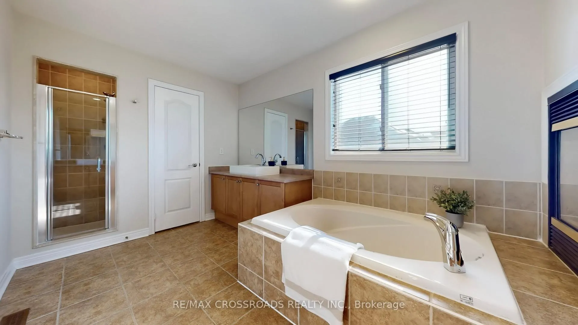 Photo 26 of 122 Destino Crescent, Vaughan, Vellore Village — HOMEH