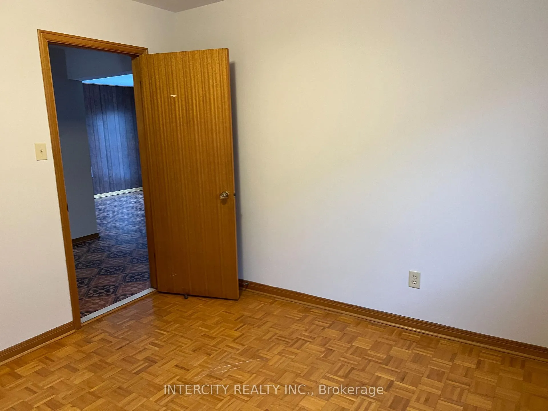 Photo 4 of 180 Jeanne Drive, Vaughan, East Woodbridge — HOMEH