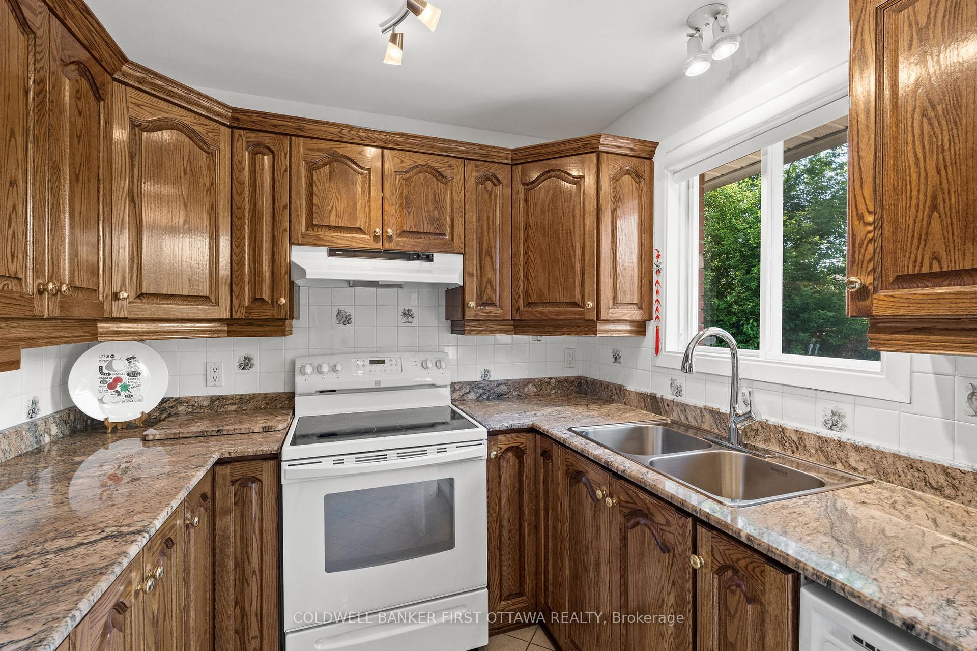 Photo 12 of 63 Meadowlands Drive W, Ottawa, Meadowlands/St. Claire Gardens — HOMEH