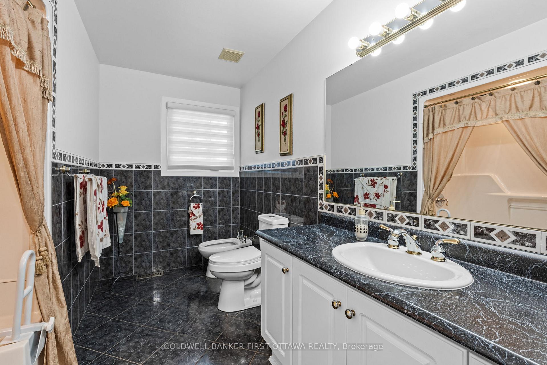 Photo 18 of 63 Meadowlands Drive W, Ottawa, Meadowlands/St. Claire Gardens — HOMEH