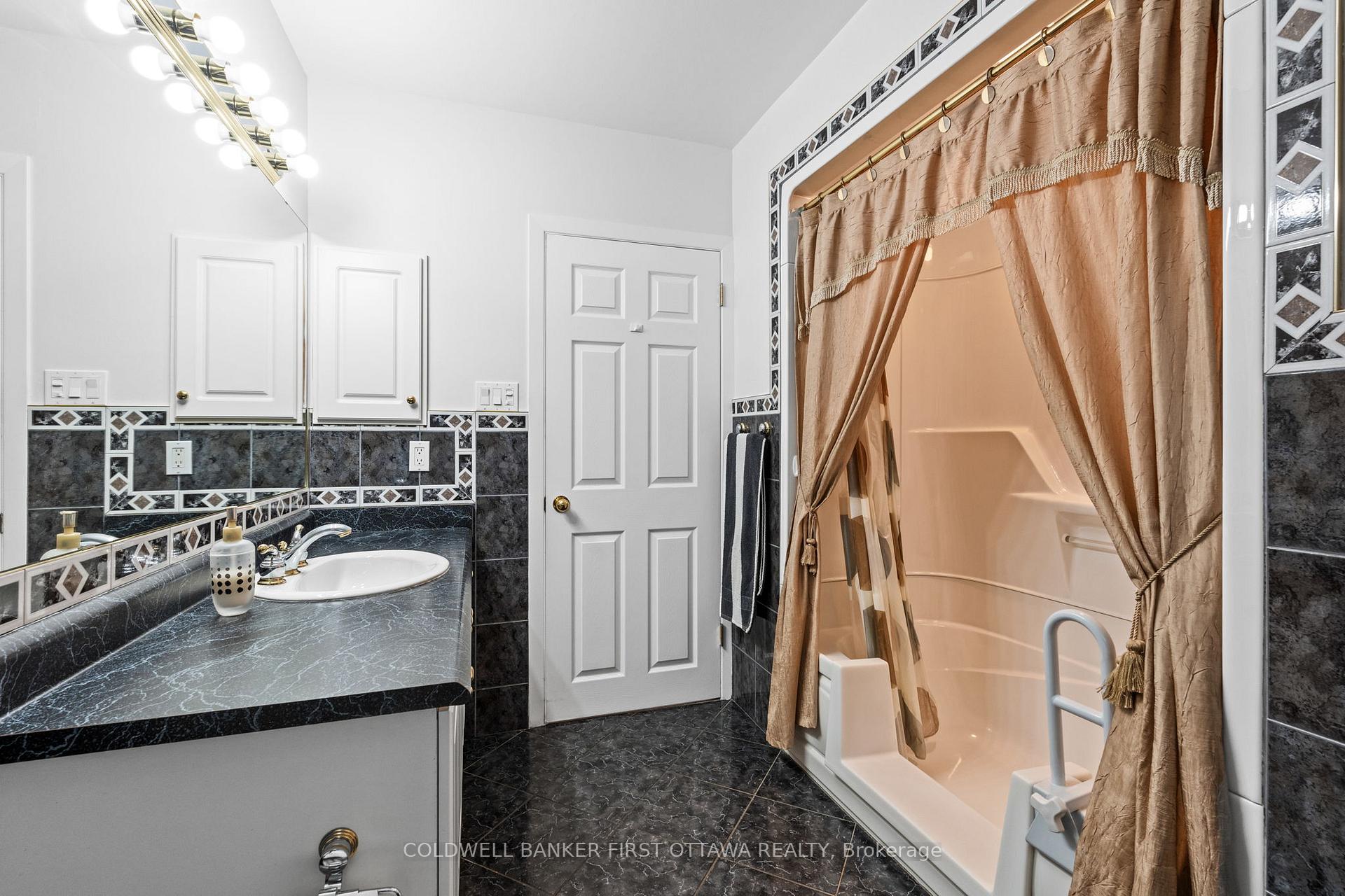 Photo 19 of 63 Meadowlands Drive W, Ottawa, Meadowlands/St. Claire Gardens — HOMEH
