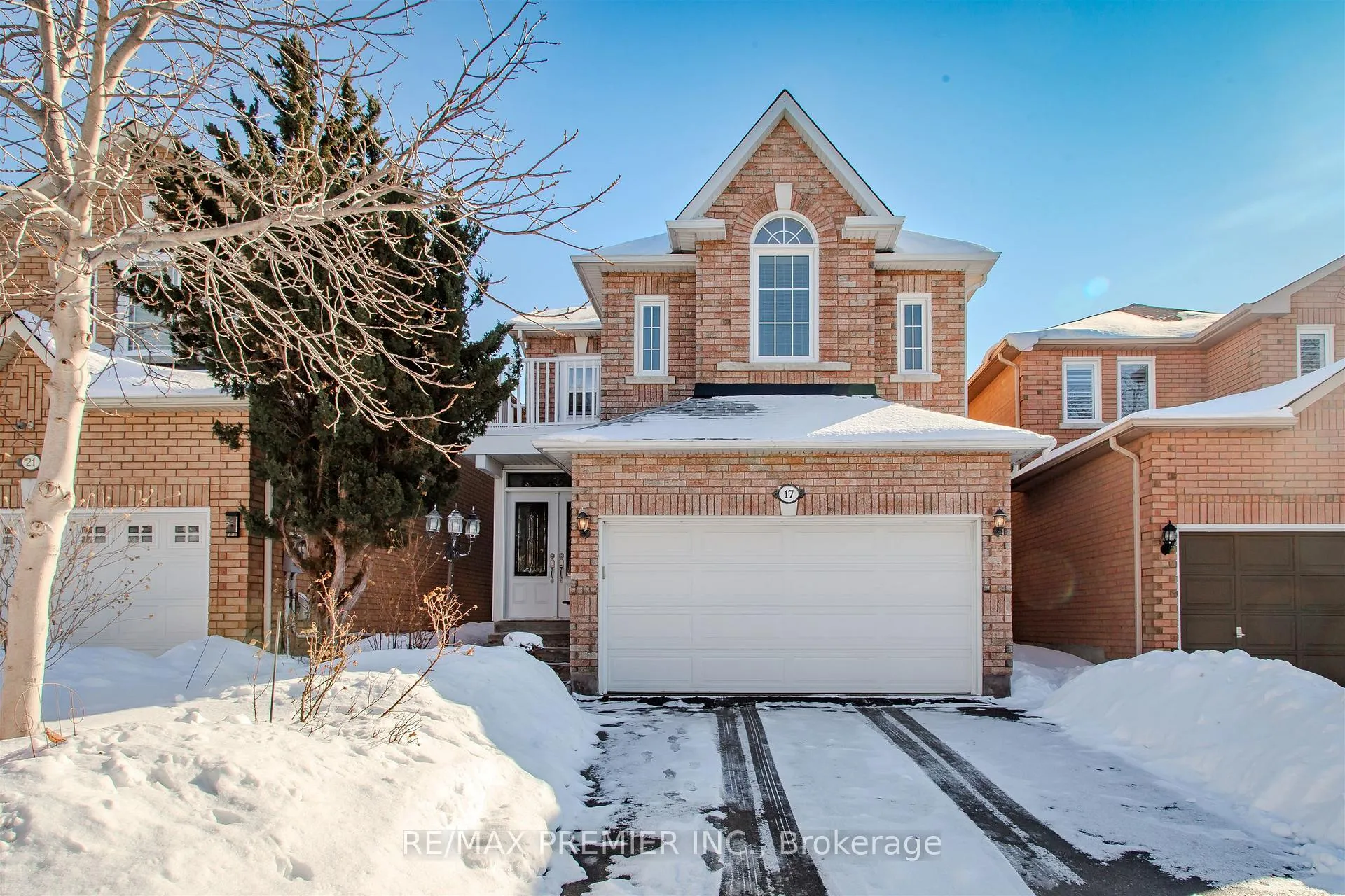 Photo 2 of 17 Villandry Crescent, Vaughan, Maple — HOMEH