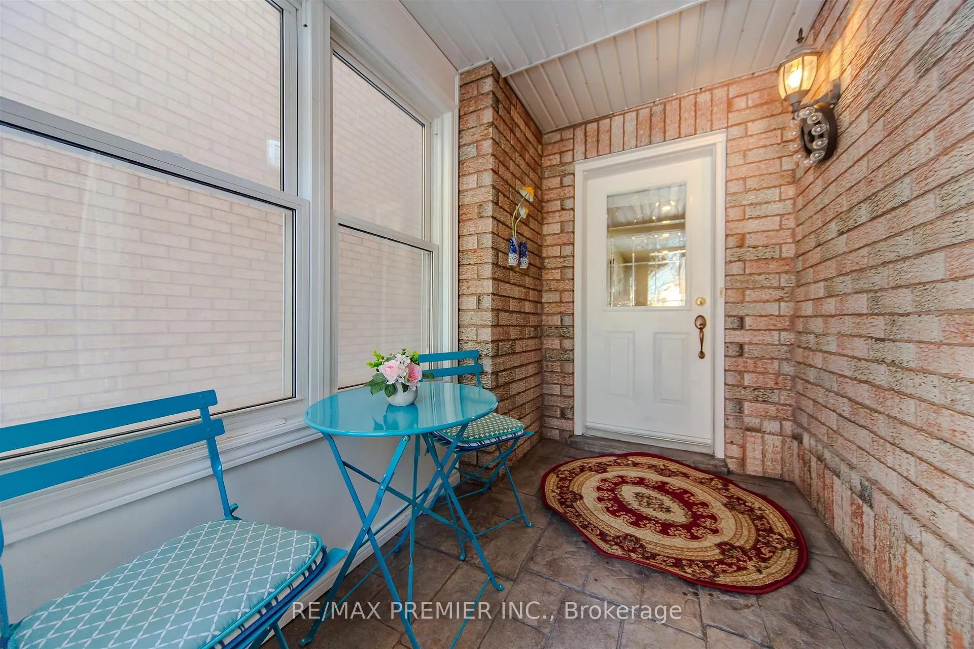 Photo 3 of 17 Villandry Crescent, Vaughan, Maple — HOMEH