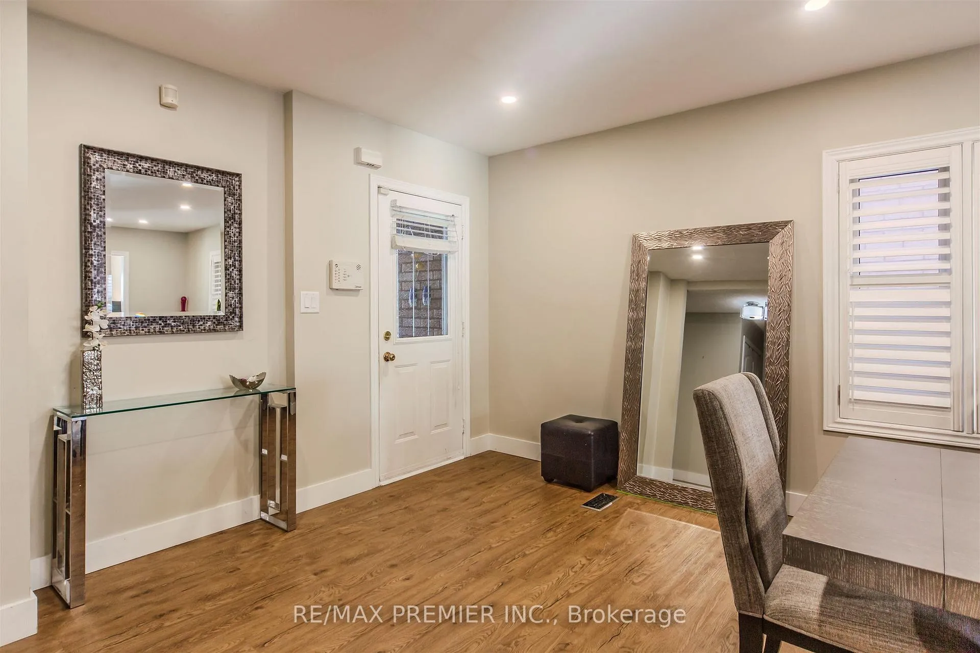 Photo 4 of 17 Villandry Crescent, Vaughan, Maple — HOMEH
