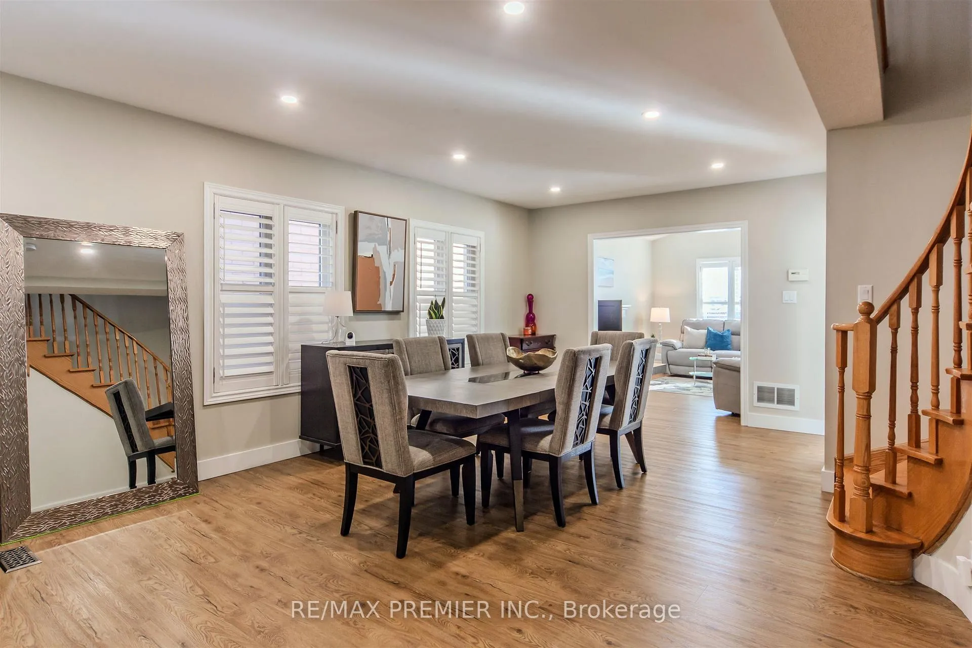 Photo 5 of 17 Villandry Crescent, Vaughan, Maple — HOMEH