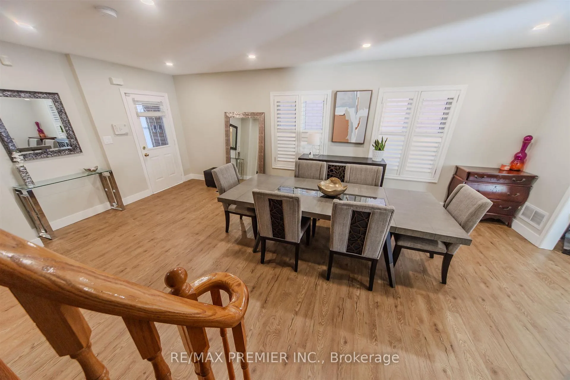 Photo 6 of 17 Villandry Crescent, Vaughan, Maple — HOMEH