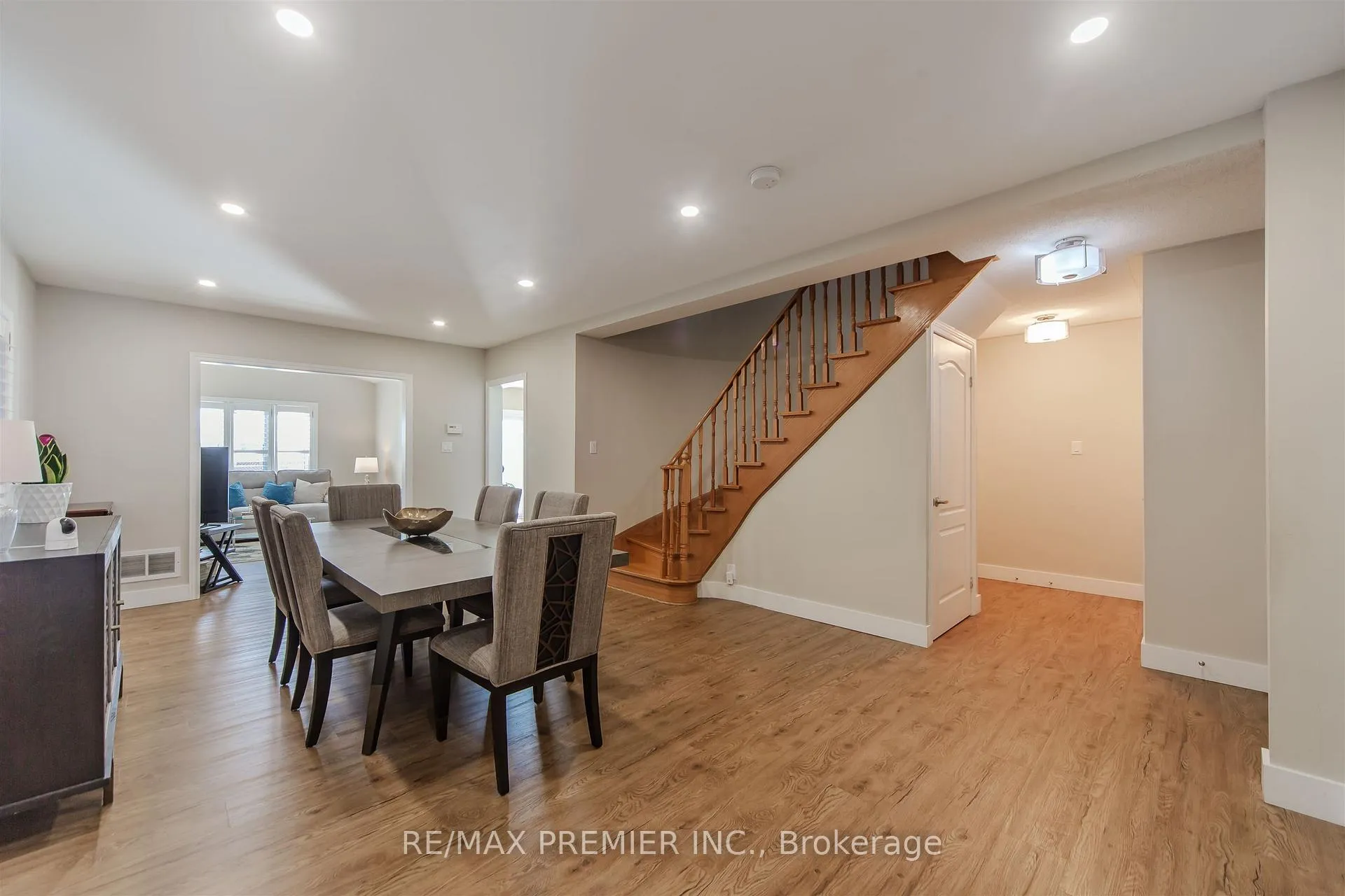 Photo 7 of 17 Villandry Crescent, Vaughan, Maple — HOMEH