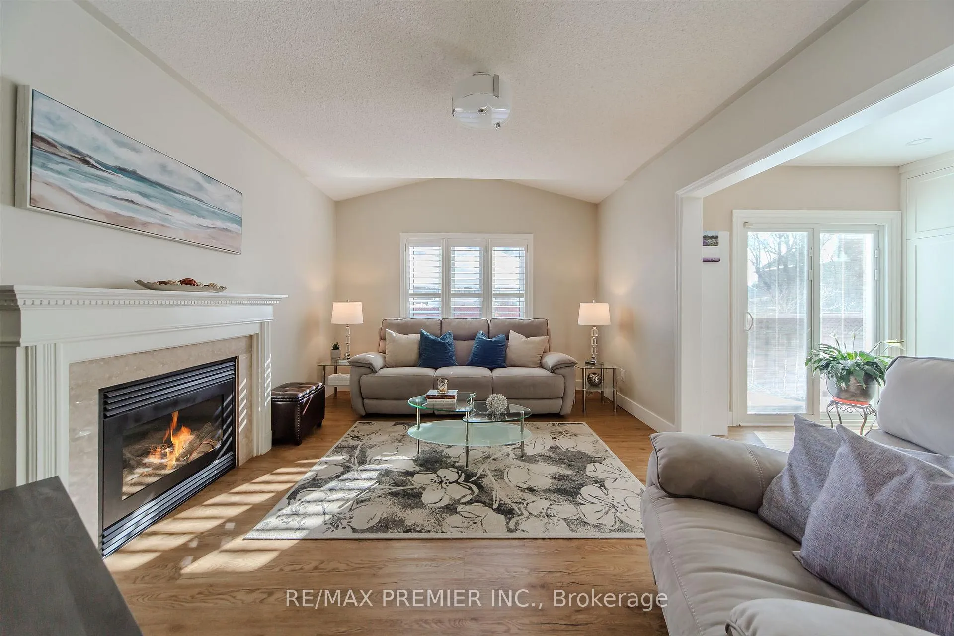 Photo 8 of 17 Villandry Crescent, Vaughan, Maple — HOMEH