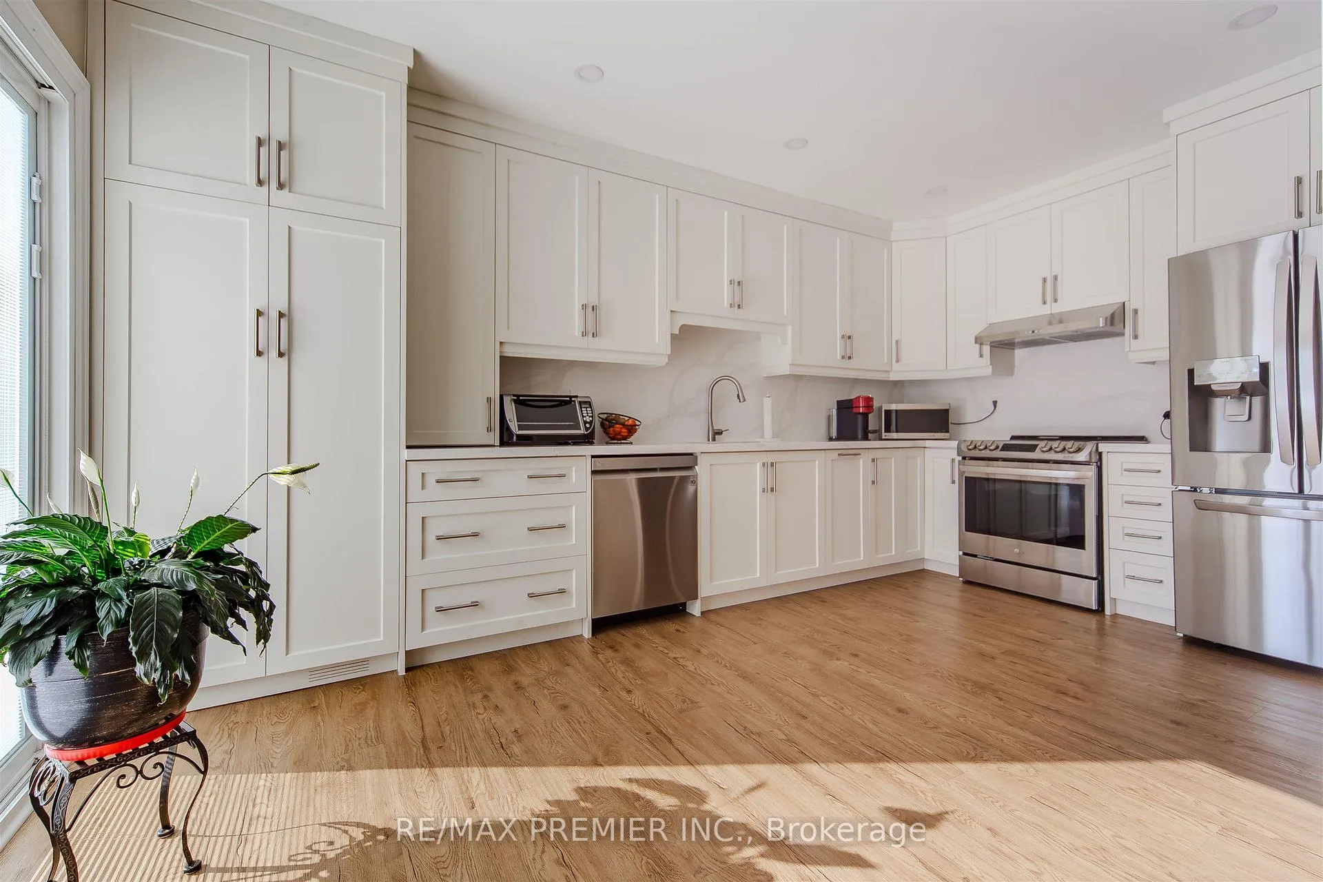 Photo 10 of 17 Villandry Crescent, Vaughan, Maple — HOMEH