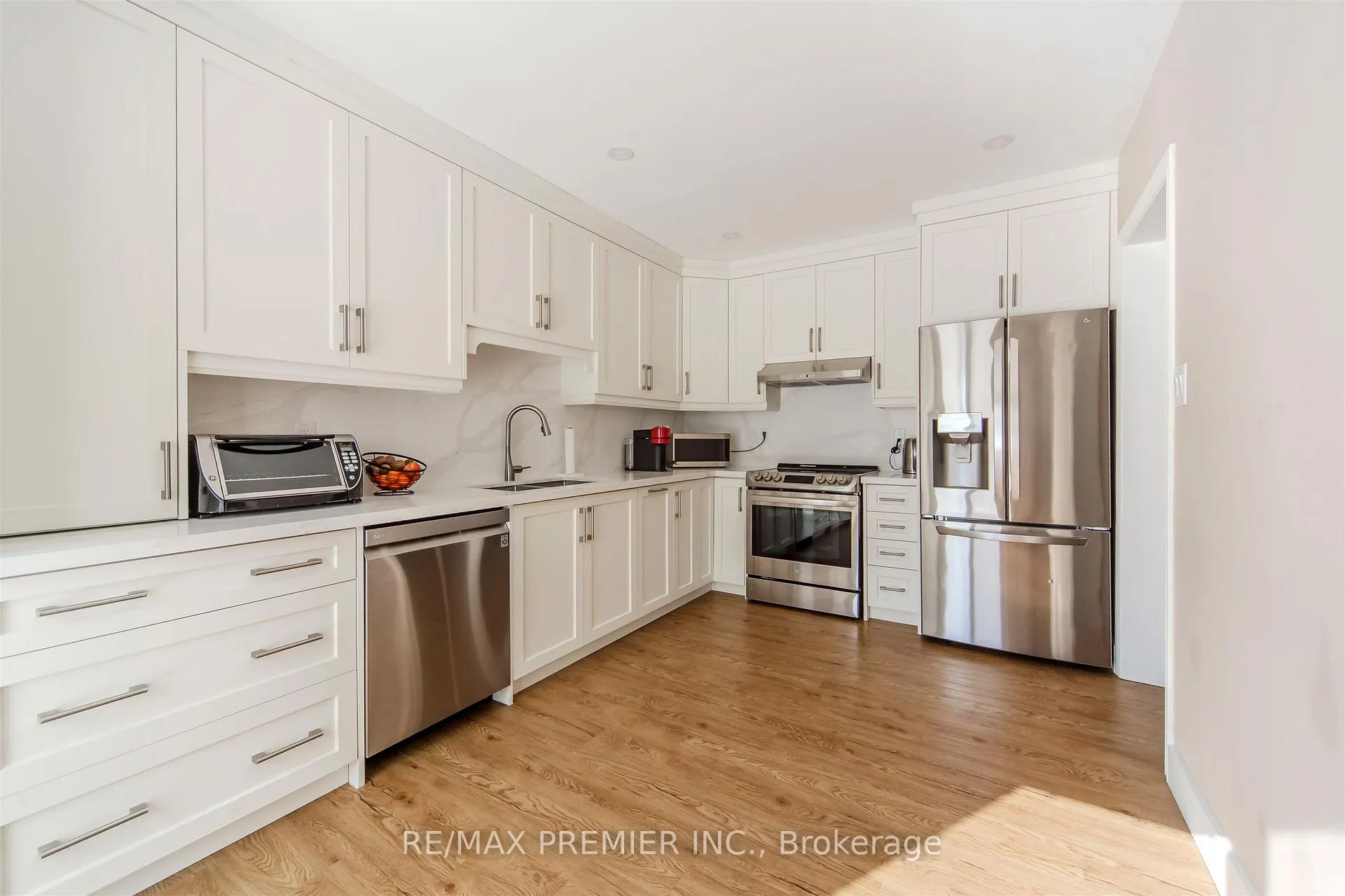 Photo 11 of 17 Villandry Crescent, Vaughan, Maple — HOMEH