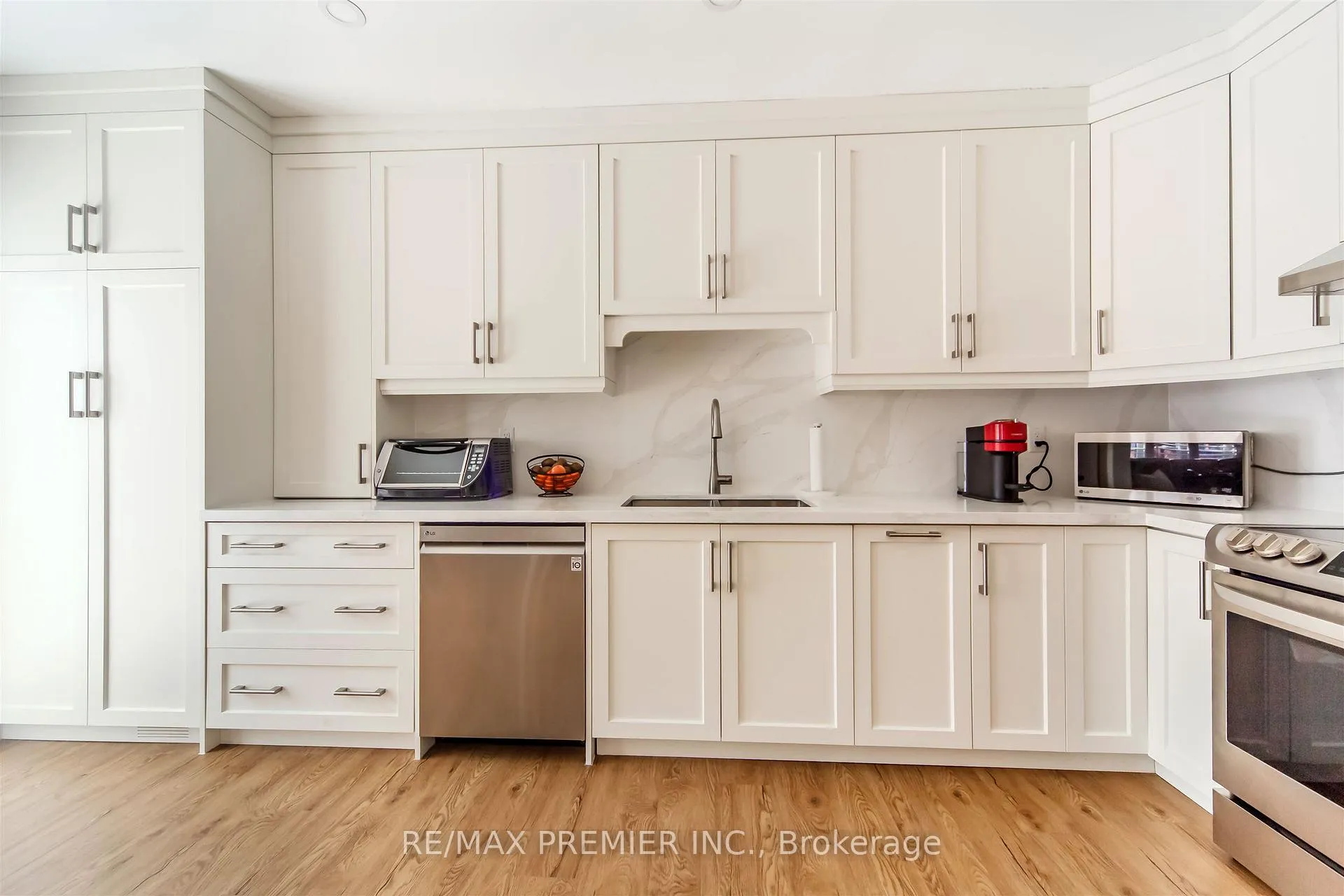 Photo 12 of 17 Villandry Crescent, Vaughan, Maple — HOMEH