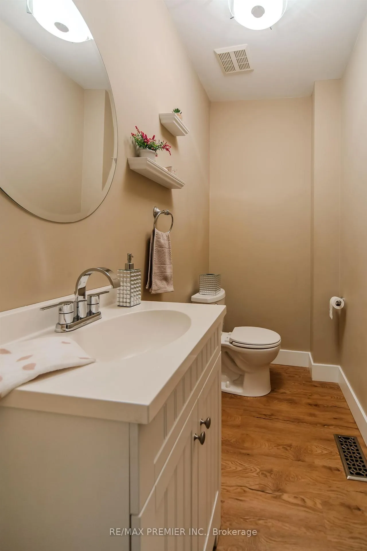 Photo 14 of 17 Villandry Crescent, Vaughan, Maple — HOMEH