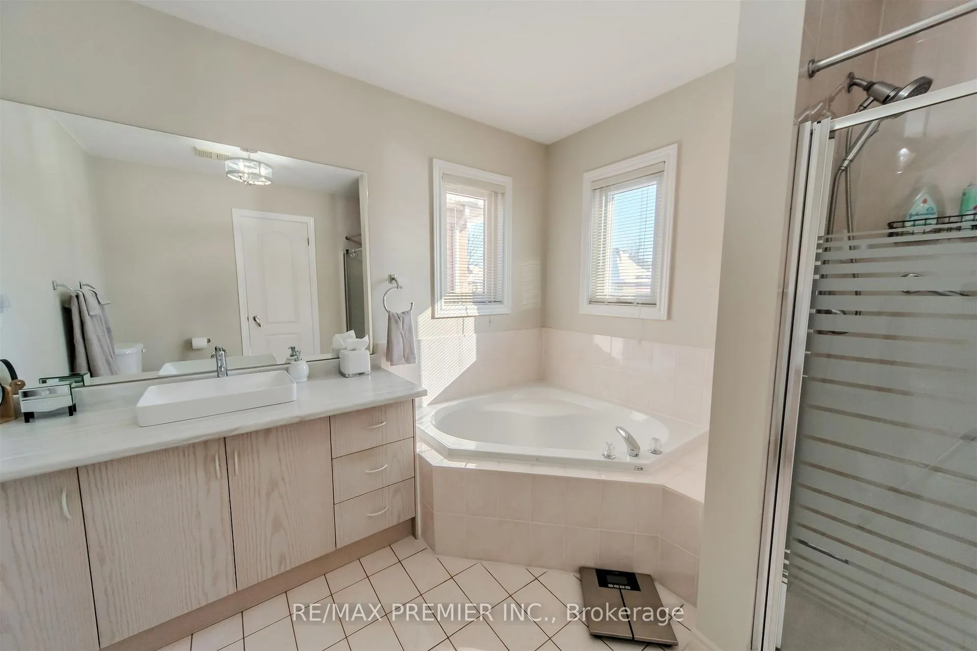 Photo 20 of 17 Villandry Crescent, Vaughan, Maple — HOMEH