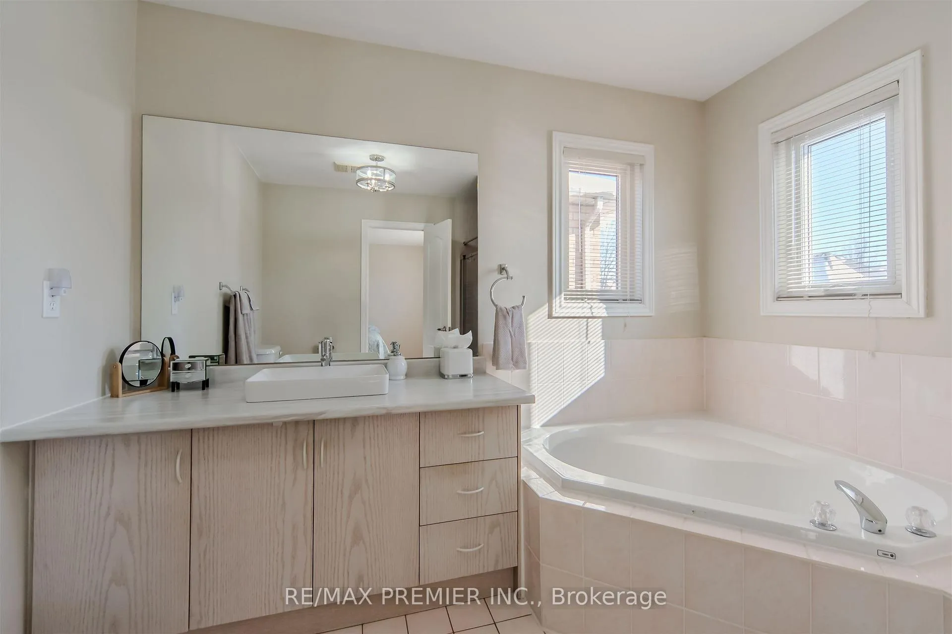 Photo 21 of 17 Villandry Crescent, Vaughan, Maple — HOMEH