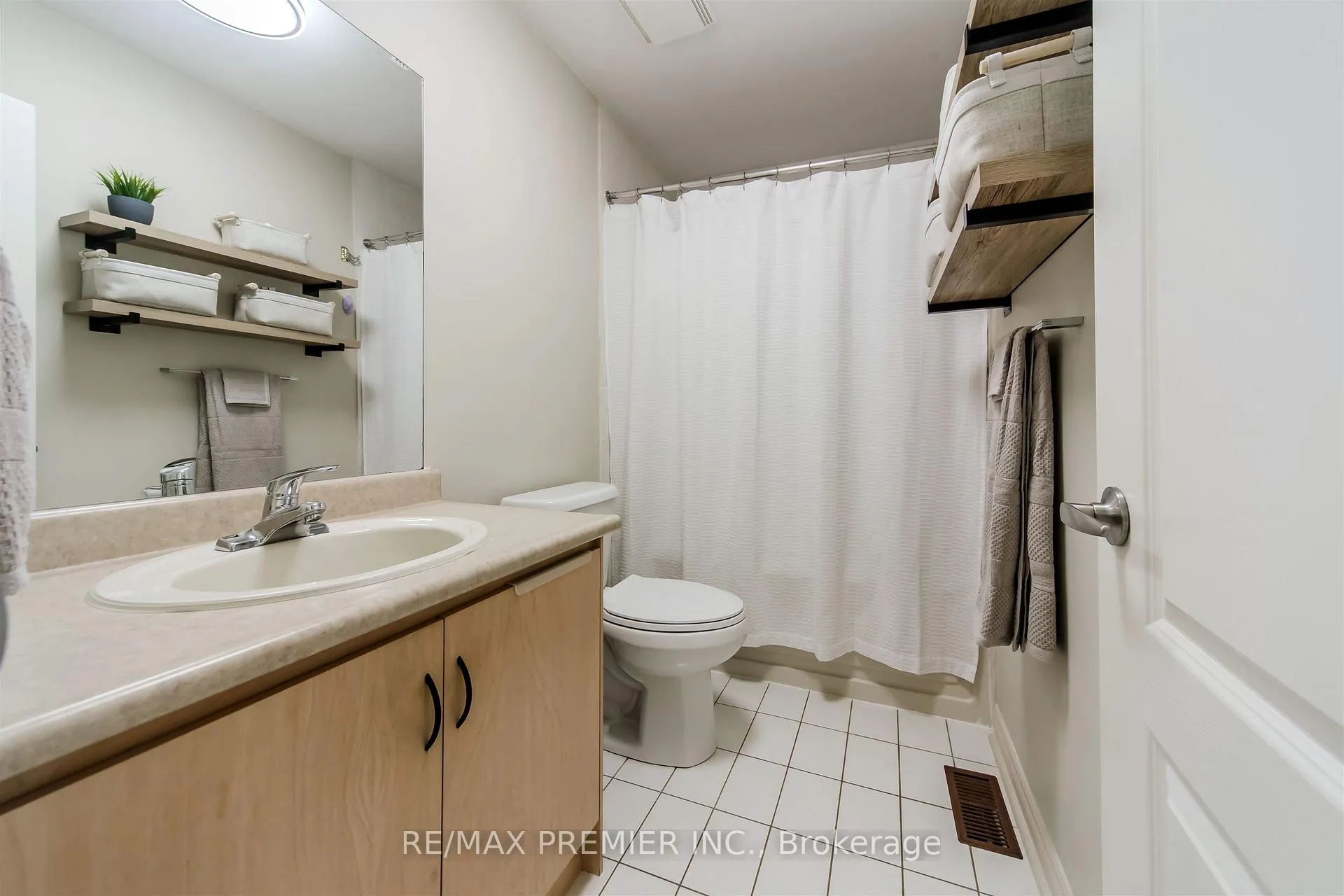 Photo 26 of 17 Villandry Crescent, Vaughan, Maple — HOMEH