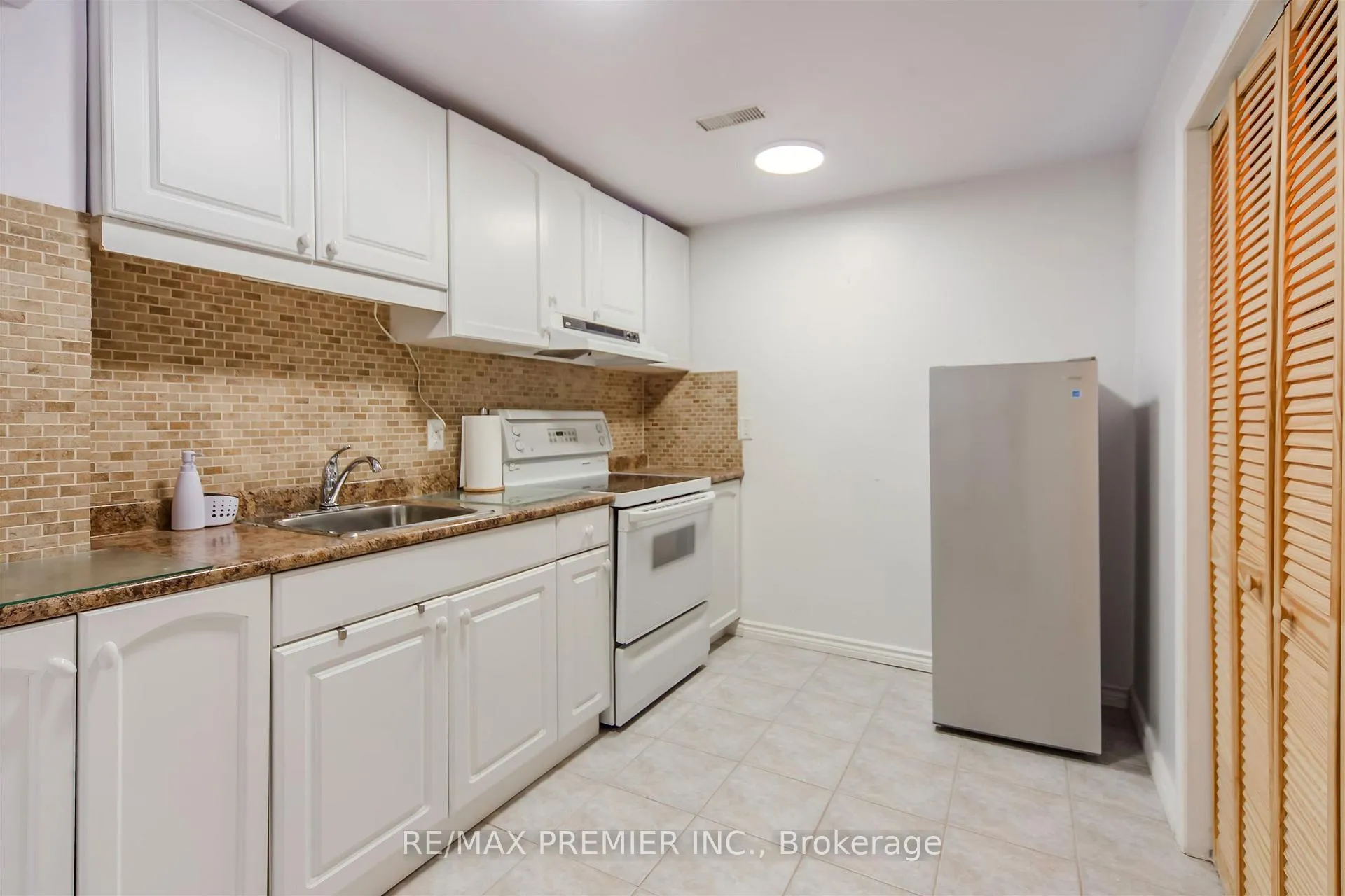 Photo 29 of 17 Villandry Crescent, Vaughan, Maple — HOMEH