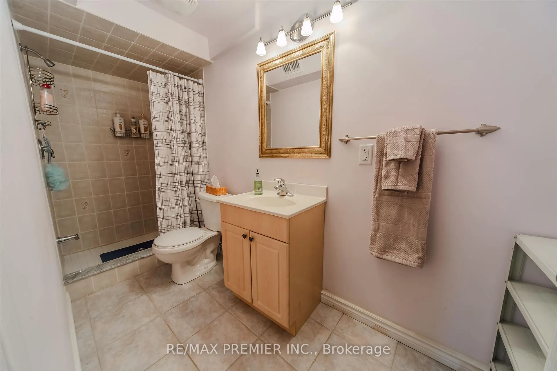 Photo 32 of 17 Villandry Crescent, Vaughan, Maple — HOMEH