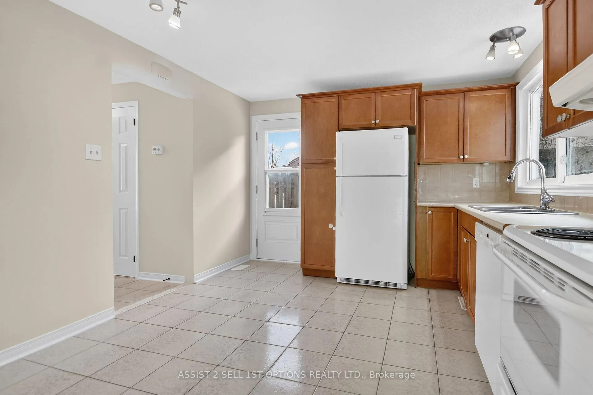 Photo 10 of 3 Benlea Drive, Ottawa, Tanglewood — HOMEH