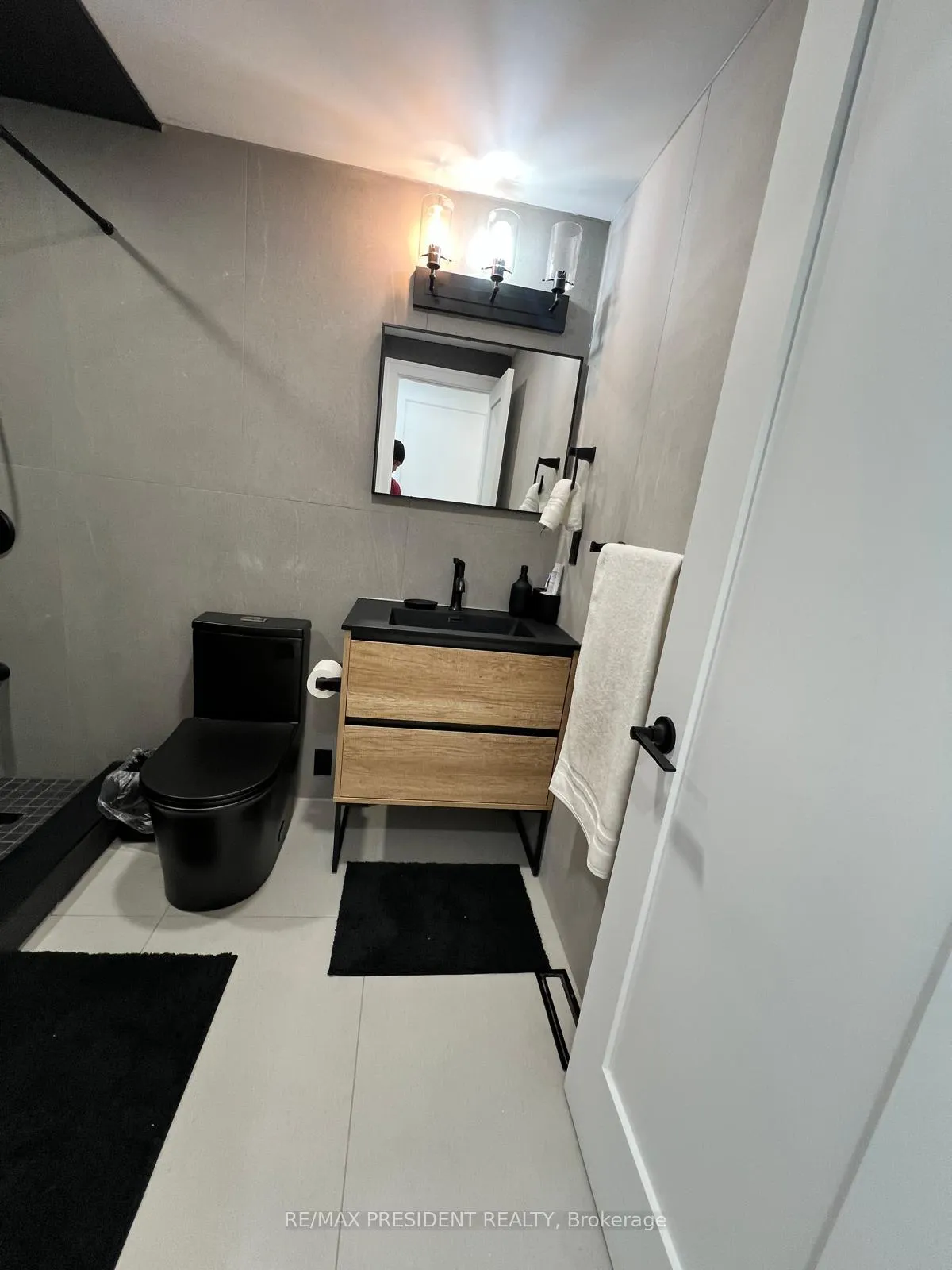 Photo 14 of Unit 1, 27 Drayton Crescent, Brampton, Southgate — HOMEH