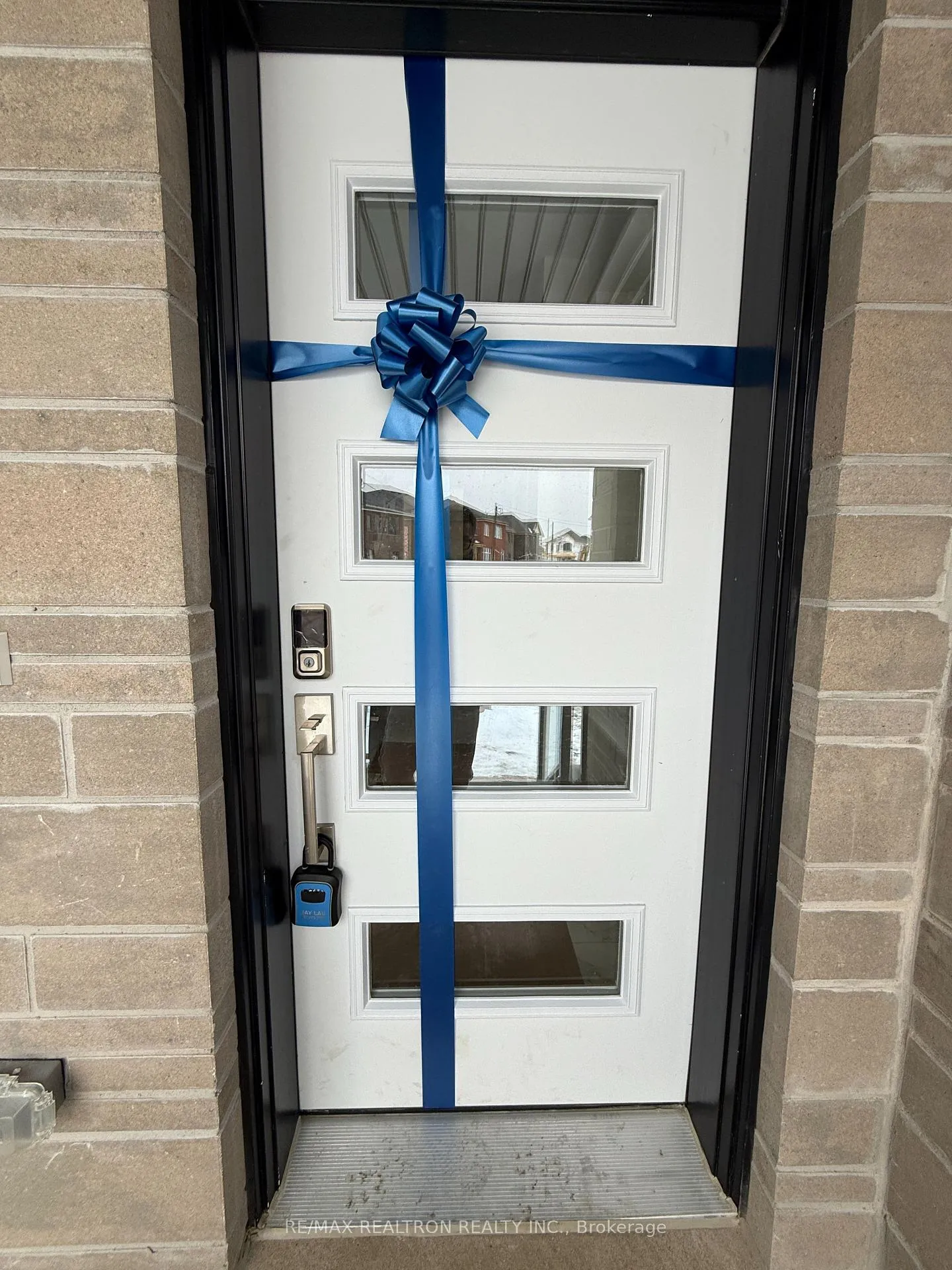 Photo 2 of 21 Moss Drive, Markham, Rural Markham — HOMEH