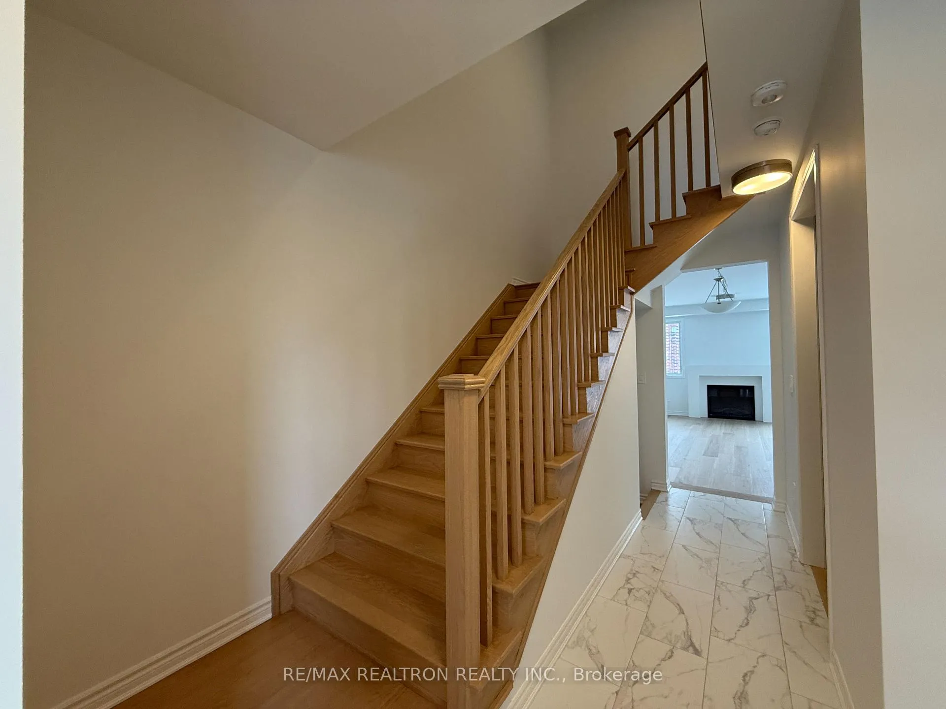 Photo 3 of 21 Moss Drive, Markham, Rural Markham — HOMEH
