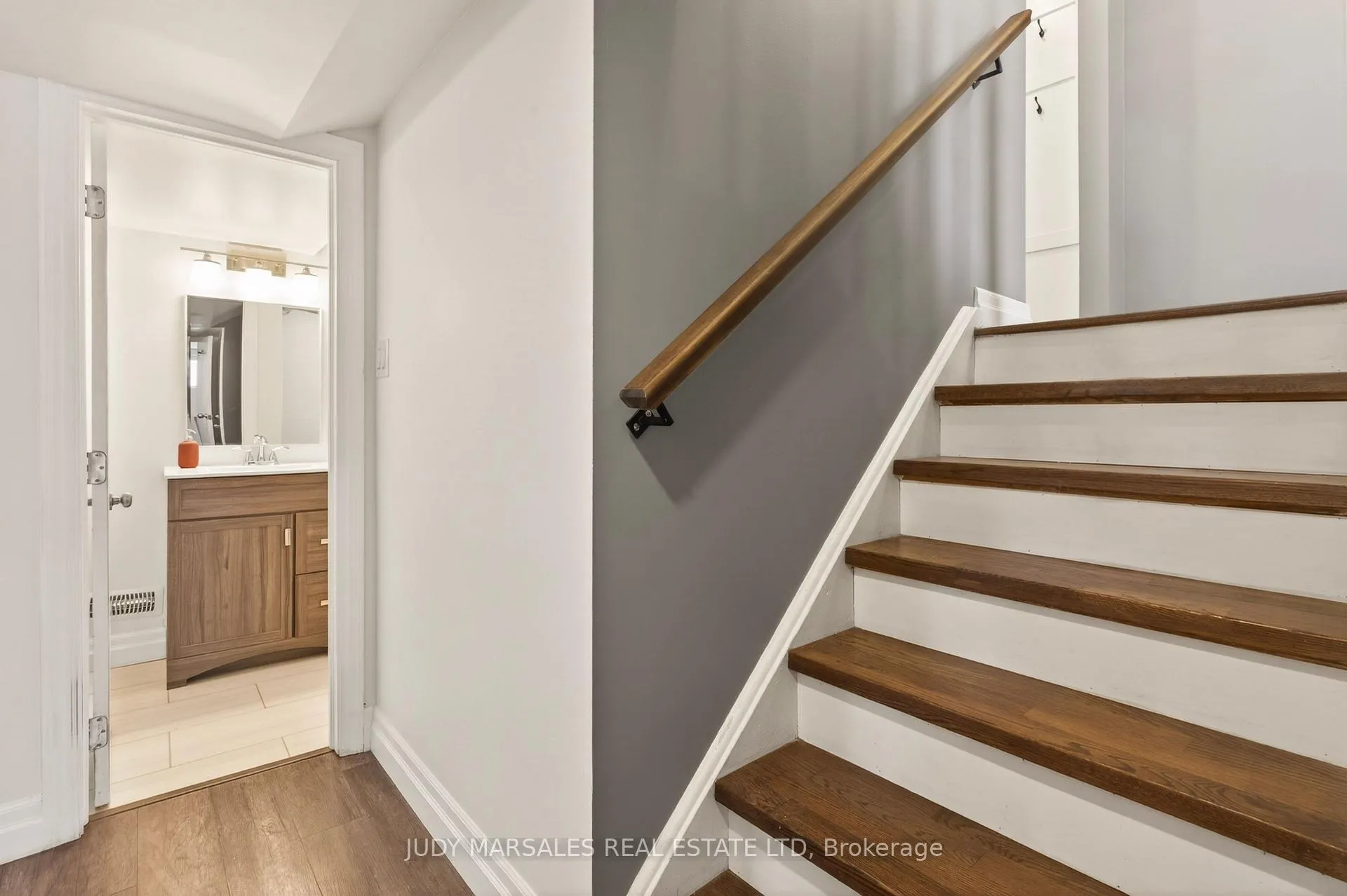 Photo 29 of 51 Fonthill Road, Hamilton, Fessenden — HOMEH
